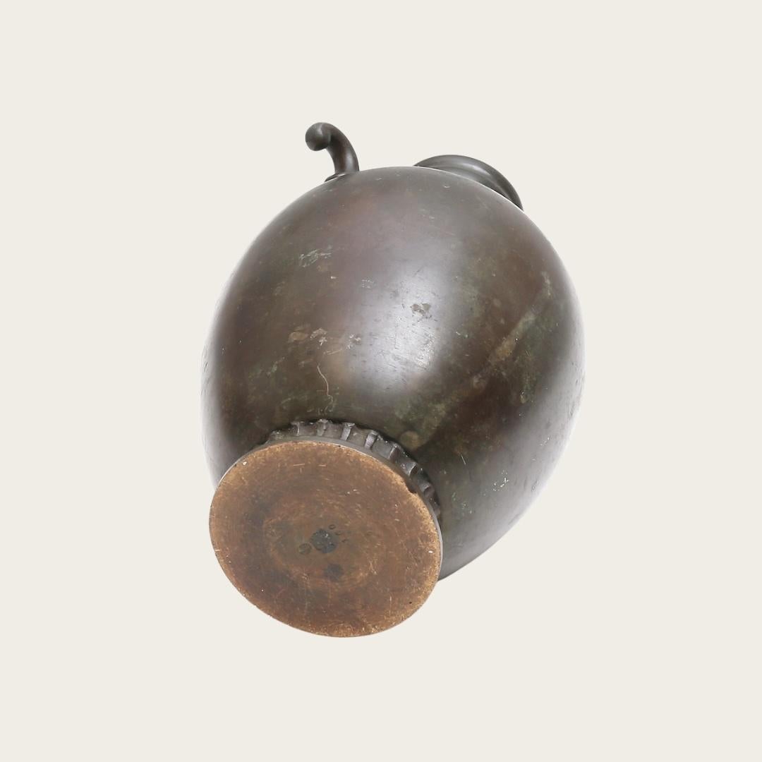 Anni '30, Svezia. Il vaso Swedish Grace di GAB Brons è caratterizzato da una finitura in bronzo patinato, un collo decorativo a coste, manici arrotondati e una base a spillo. Include un'incisione regalo ed è contrassegnato dal timbro del produttore