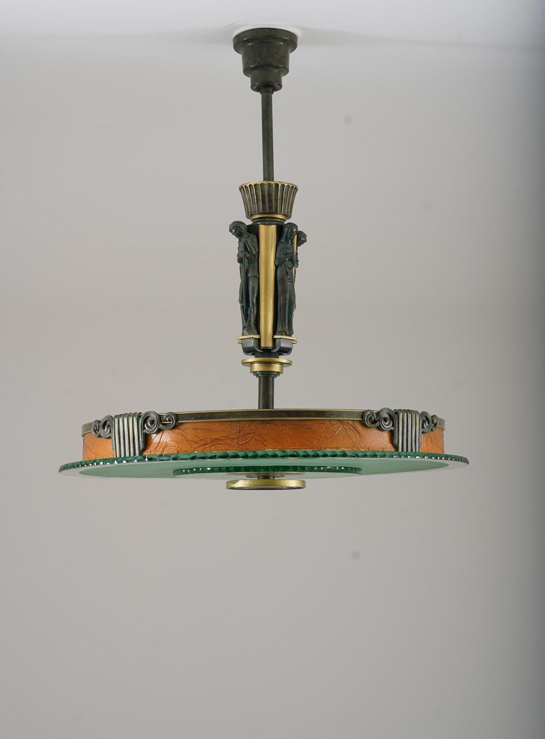Pendant in frosted glass and patinated brass, manufactured by Einar Bäckström, Sweden, 1930s.
This large pendant was made during the Swedish grace era; an era when truly high-quality objects were produced in Sweden. The lamp features five light