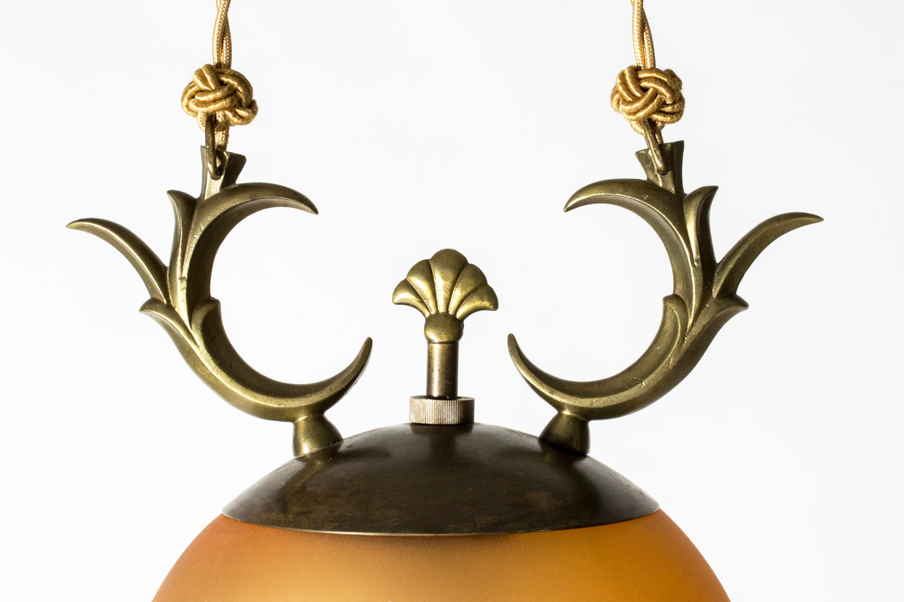 Hübsche schwedische Grace Deckenleuchte von Chr Berg & Co, mit einem Messing- und blassorangefarbenen Glasschirm. Grafisches, funktionalistisches Design. Textilseilaufhängung.