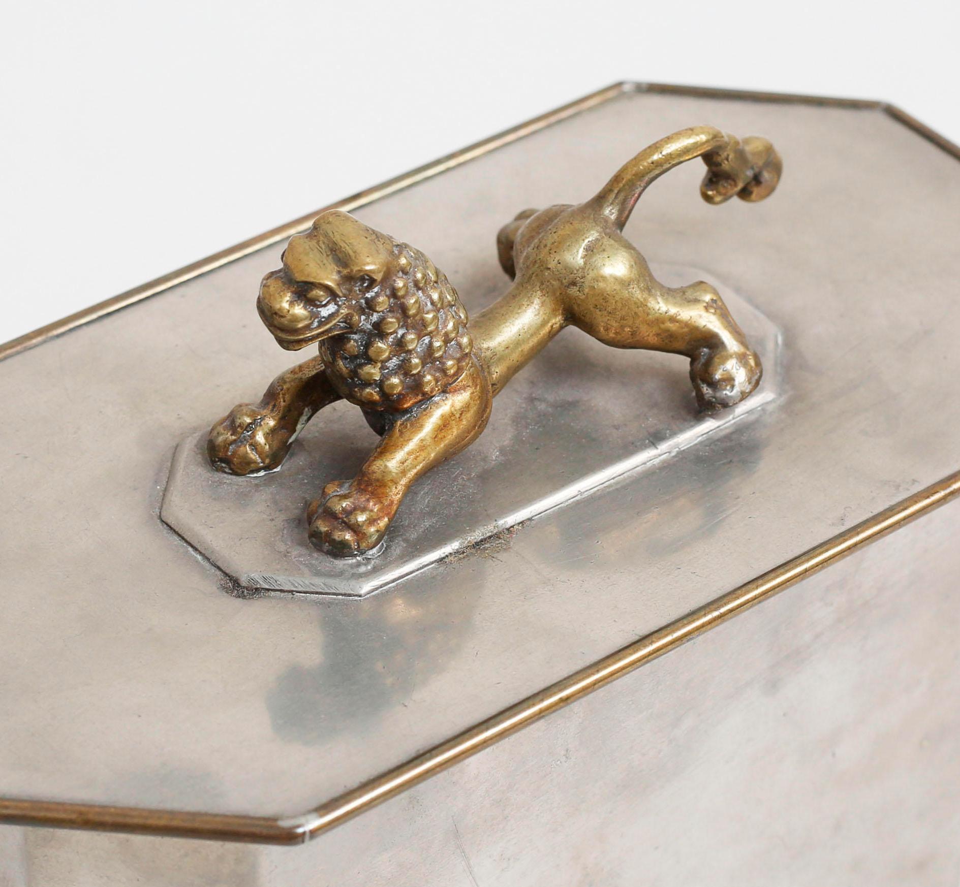 Swedish Grace Pewter Box with a brass lion sculpture In Good Condition For Sale In Stockholm, SE