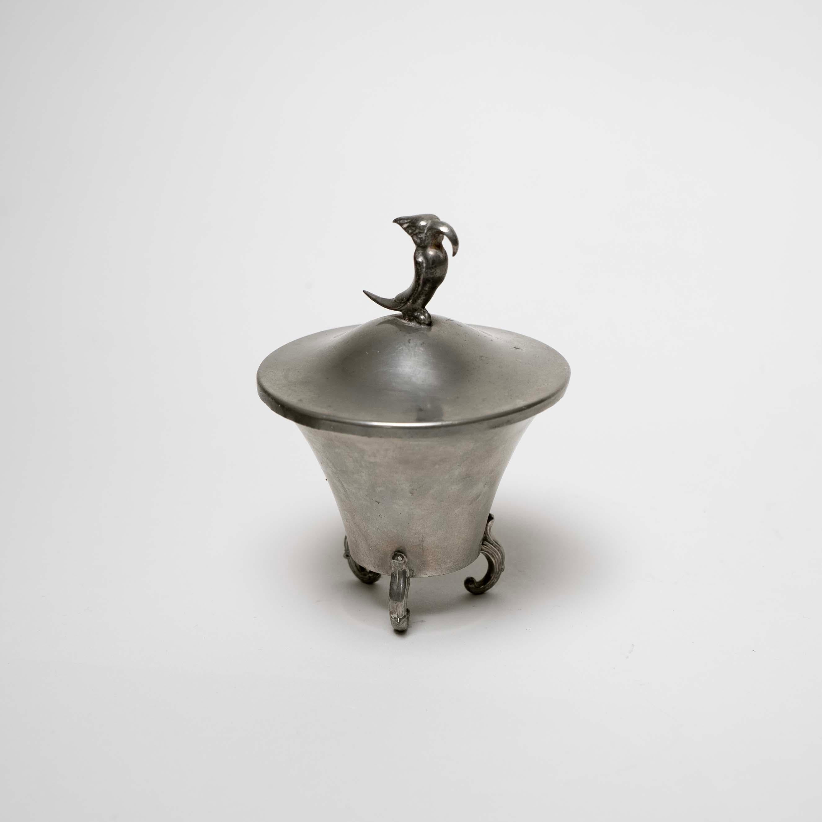 Vaso in peltro ornato da un pappagallo regale, con tre piedini sul fondo.

-

Materiali: Peltro
Dimensioni: H. H. 6