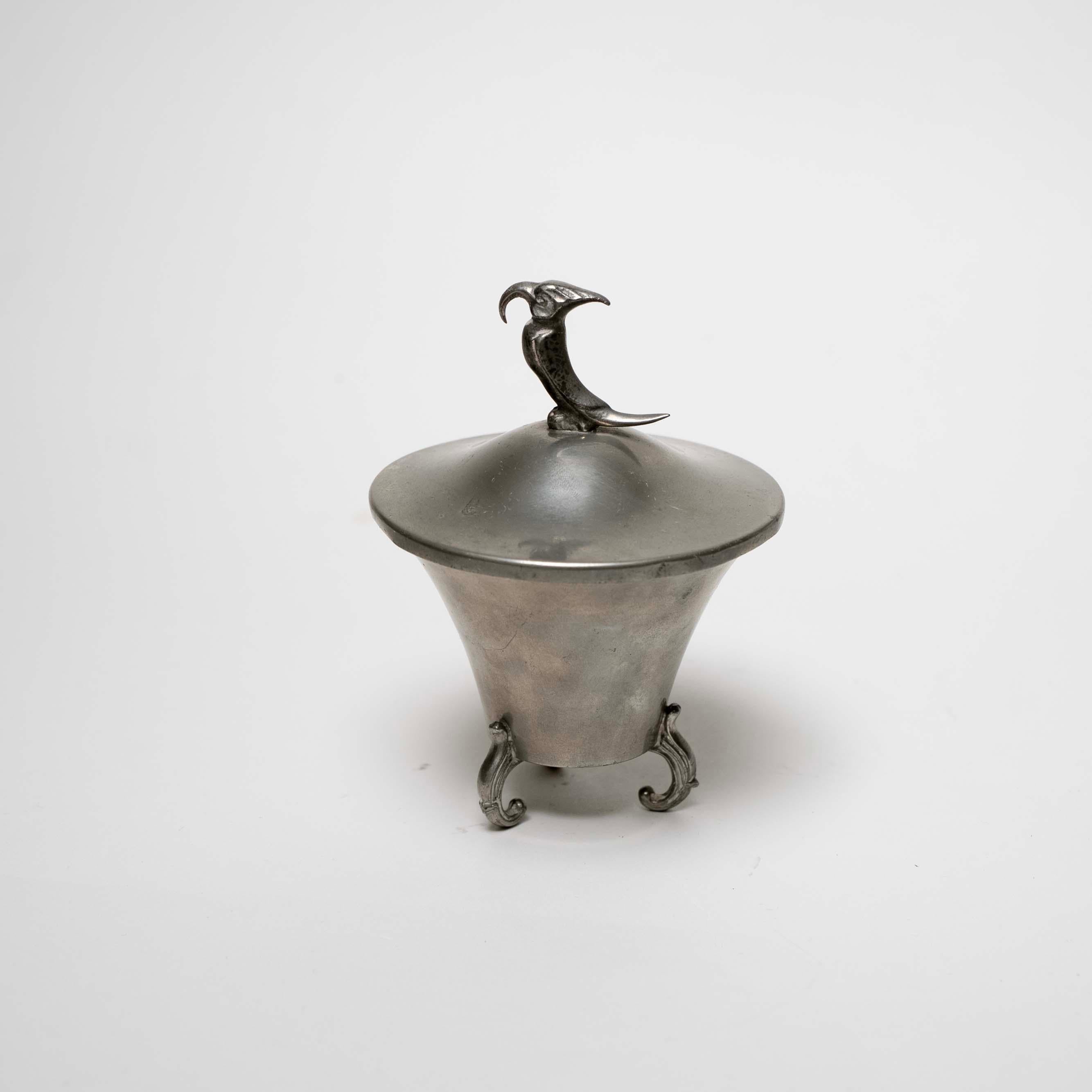 Svedese Vaso svedese Grace in peltro con decorazione a pappagallo, Svezia, 1930 ca. in vendita
