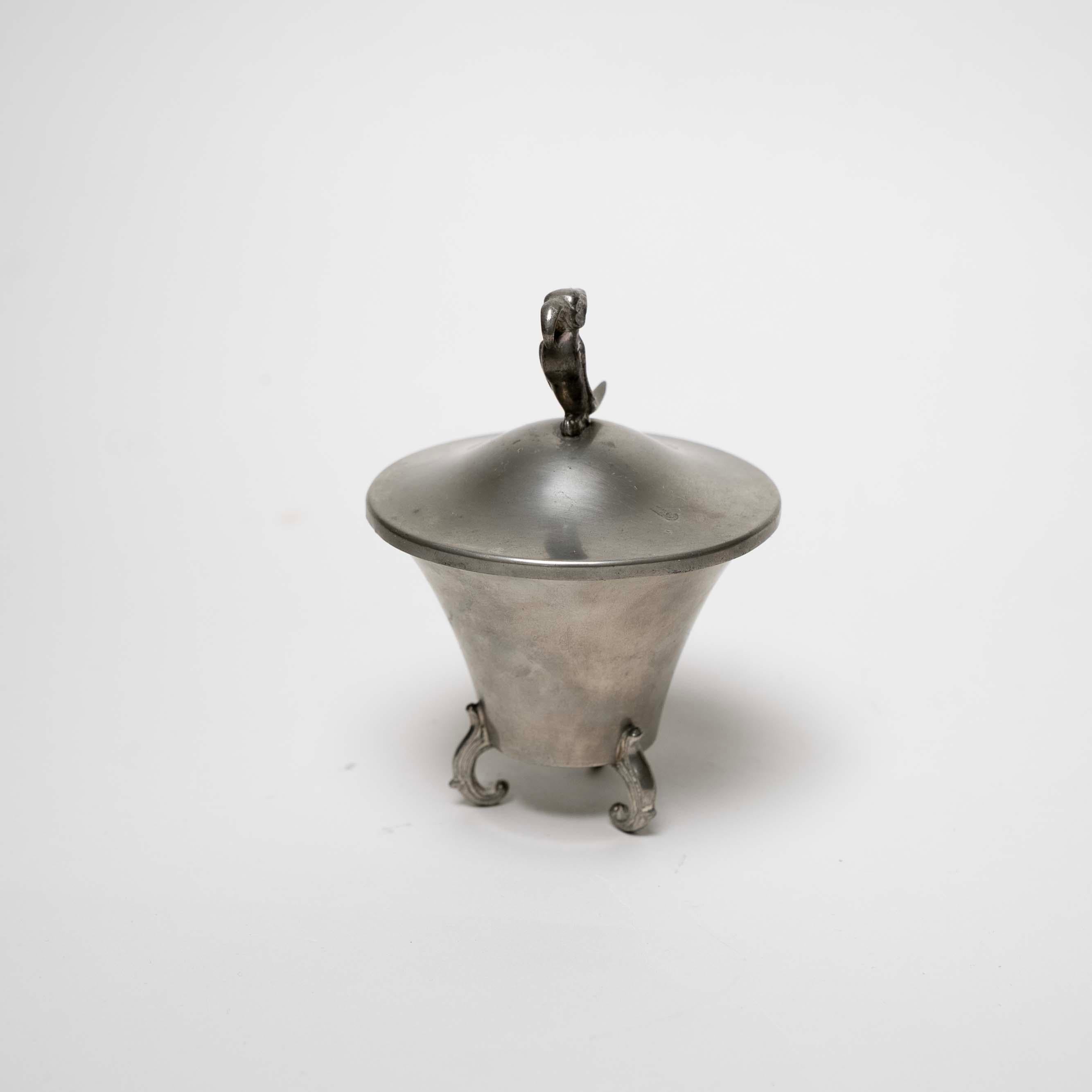 Calco Vaso svedese Grace in peltro con decorazione a pappagallo, Svezia, 1930 ca. in vendita