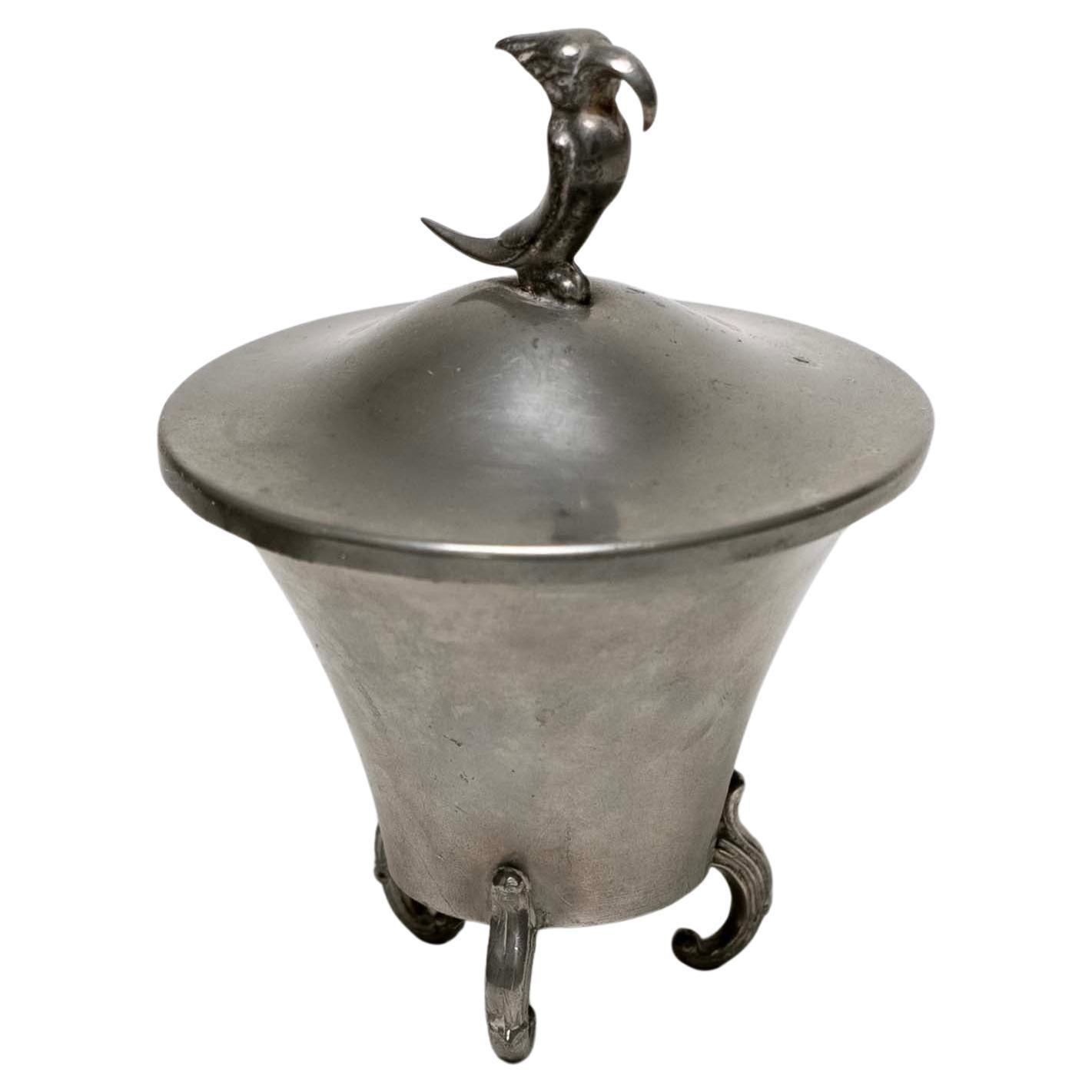 Vaso svedese Grace in peltro con decorazione a pappagallo, Svezia, 1930 ca. in vendita