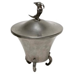 Vaso svedese Grace in peltro con decorazione a pappagallo, Svezia, 1930 ca.