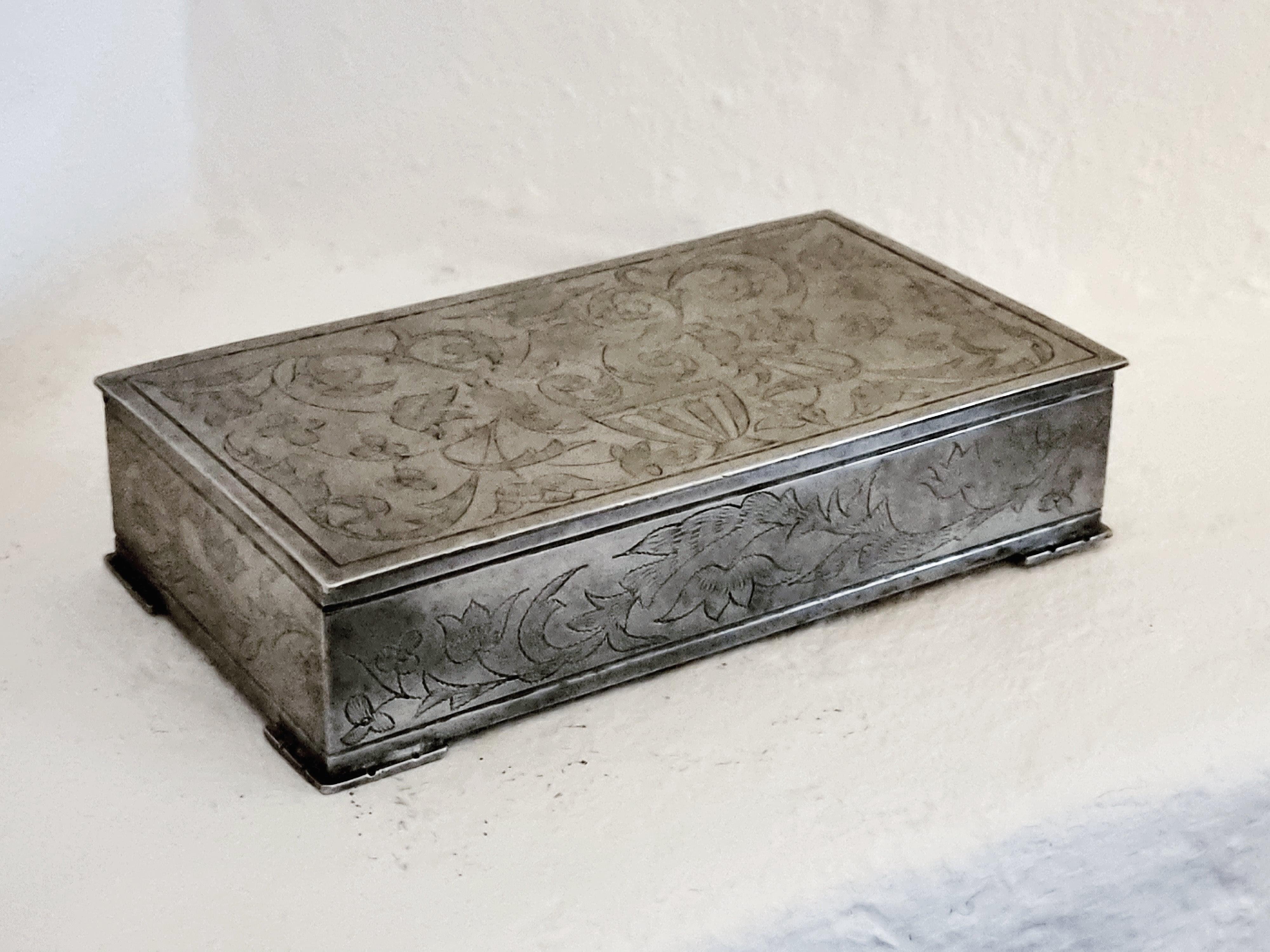 A rare pewter jewelry / tobacco box attributed Uno Åhren for Firma Svenskt Tenn. With hallmarks: Stockholm, The angels = Firma Svenskt Tenn, C8 = 1929.

The National Museum in Stockholm had an exhibition called SWEDISH GRACE (2021/2022), in this