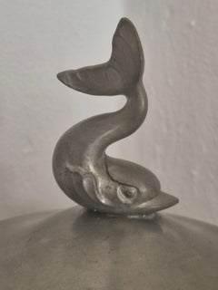 Grace suédoise, boîte à couvercle en étain, décor de dauphin, 1931