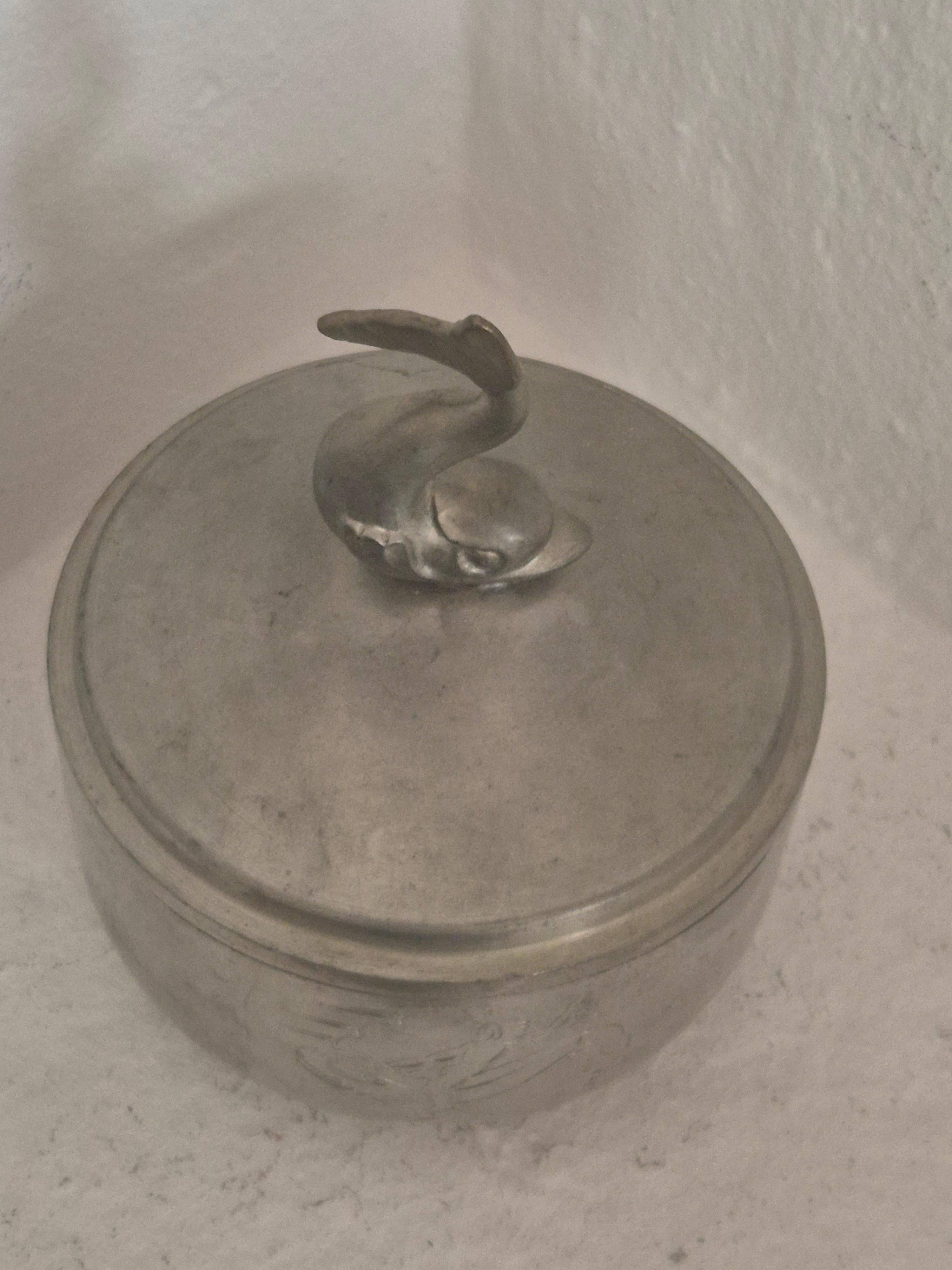Grace sueca, caja con tapa de estaño, decoración de delfín, 1931 Escandinavo moderno en venta
