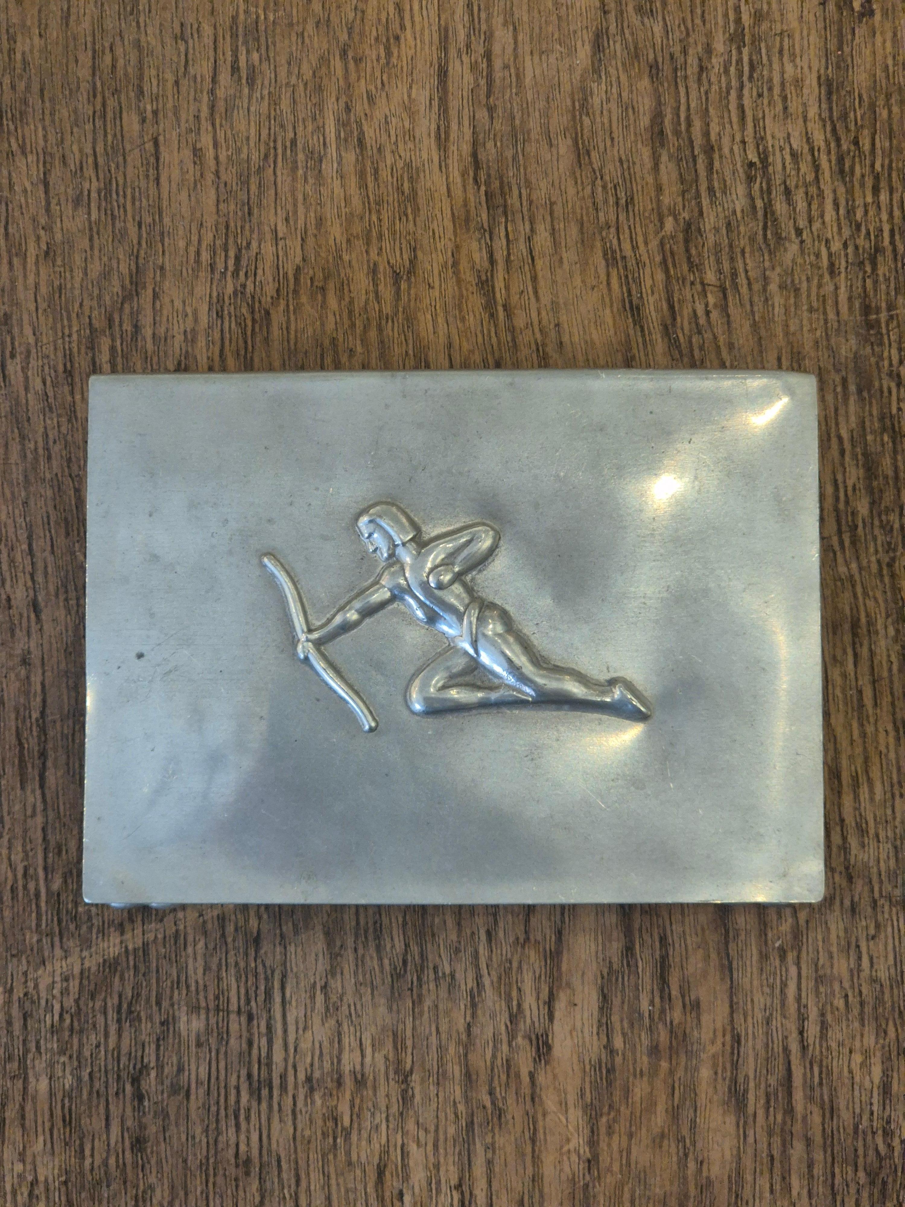 Schwedische Grace-Dose aus Zinn mit Dekor von Archer, 1937. (Art déco) im Angebot