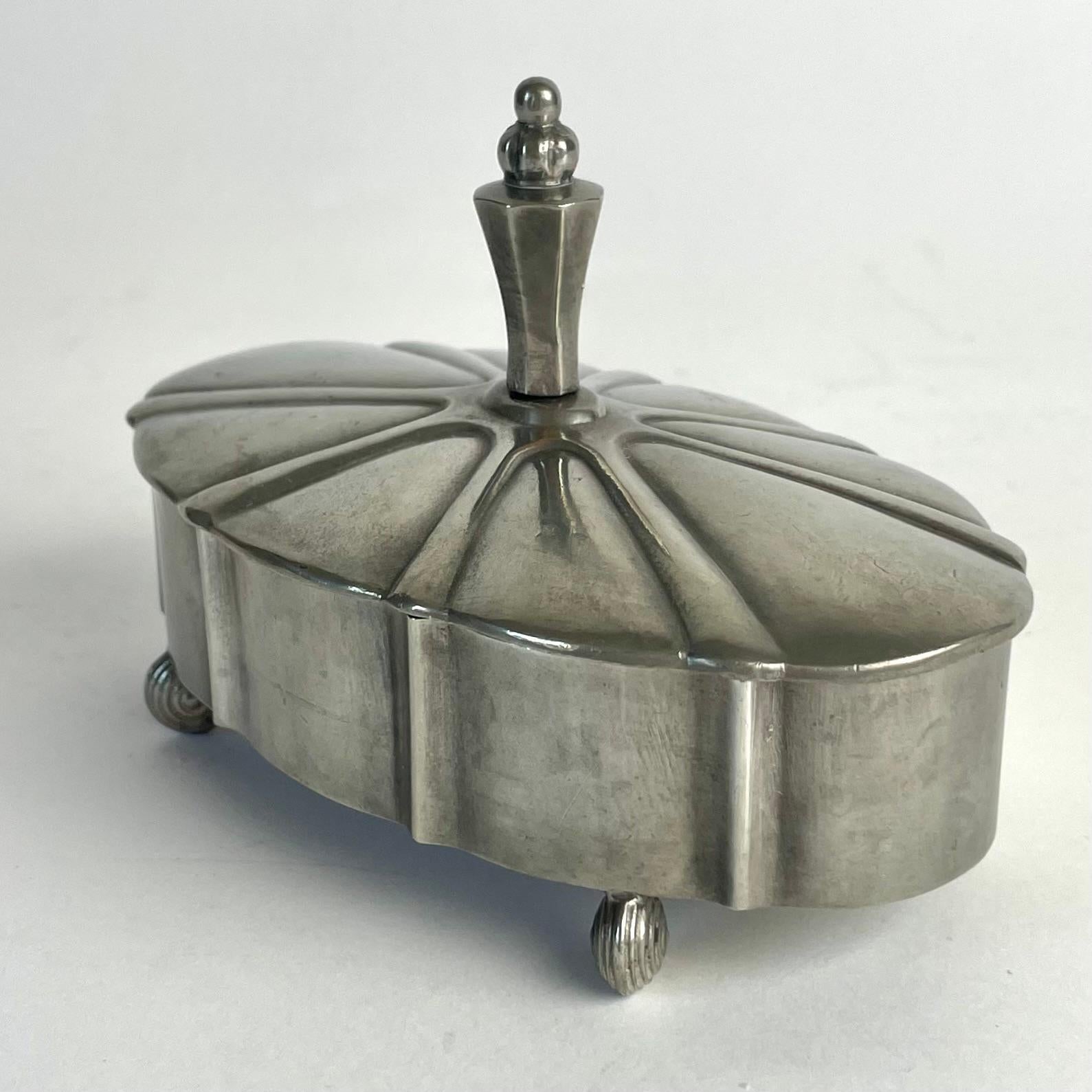Art Déco Scatola con coperchio in peltro Swedish Grace di Edvin Ollers, 1924 in vendita