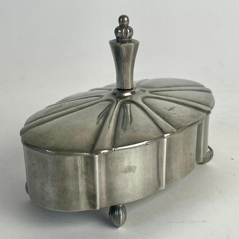 Svedese Scatola con coperchio in peltro Swedish Grace di Edvin Ollers, 1924 in vendita