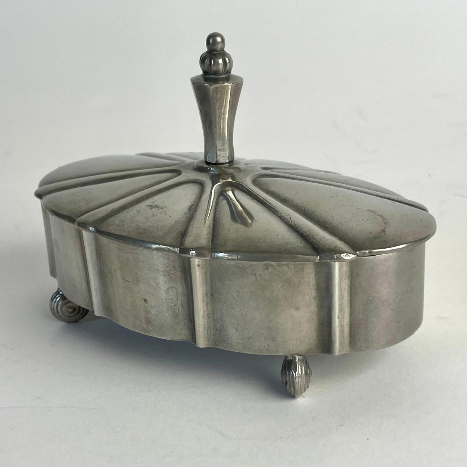 Scatola con coperchio in peltro Swedish Grace di Edvin Ollers, 1924 In condizioni buone in vendita a Knivsta, SE