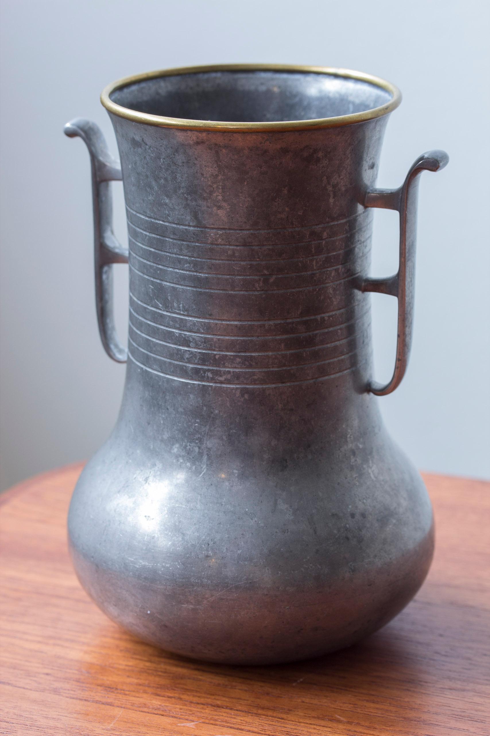 Scandinavo moderno Vaso in peltro Swedish Grace di GAB 1931, Svezia, anni '30 in vendita