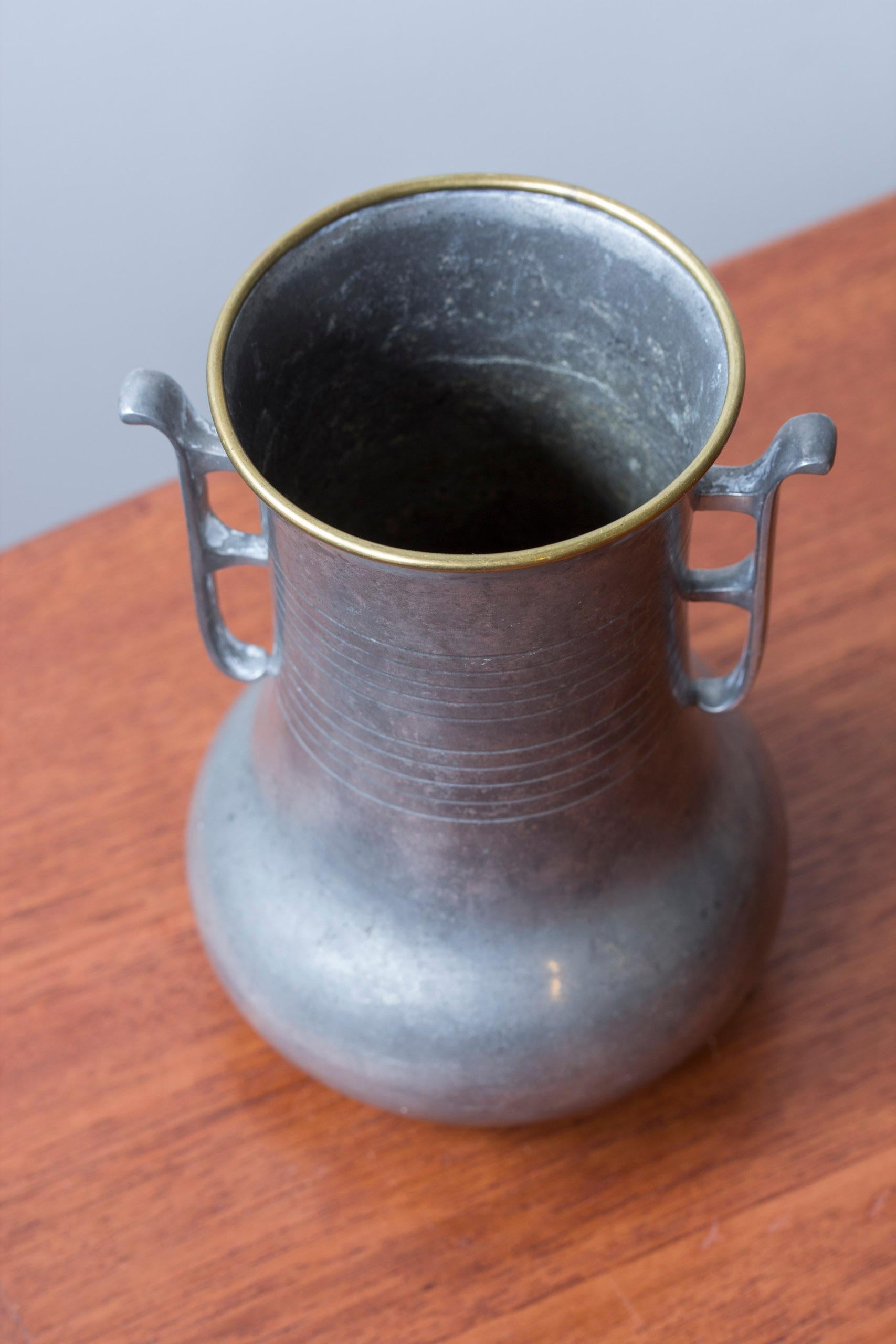 Svedese Vaso in peltro Swedish Grace di GAB 1931, Svezia, anni '30 in vendita
