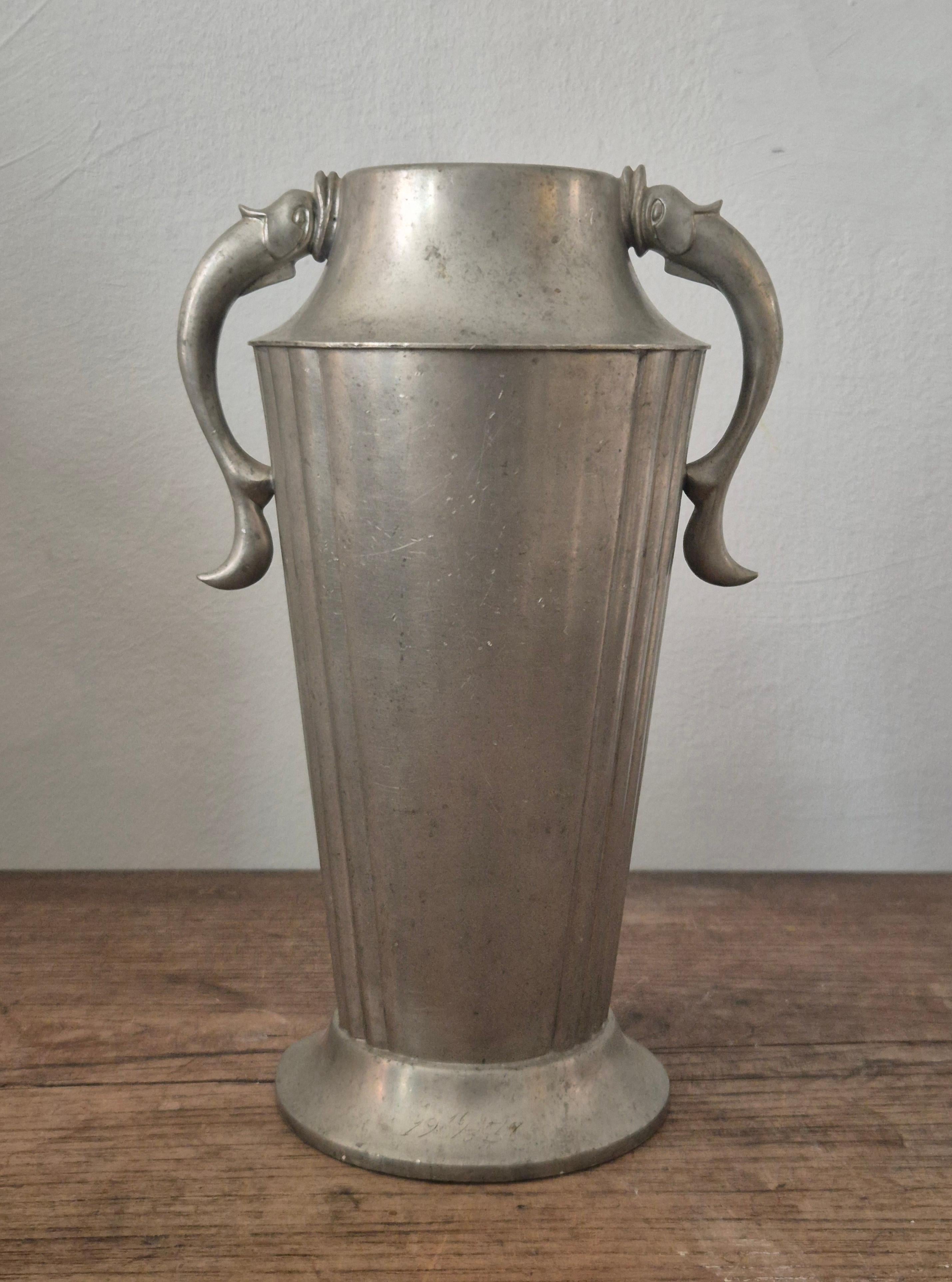 Un raro vaso in peltro di Herman Bergman, Svezia, anni '30. Con manici a forma di pesce, Swedish Grace. 

Datato nella base. 