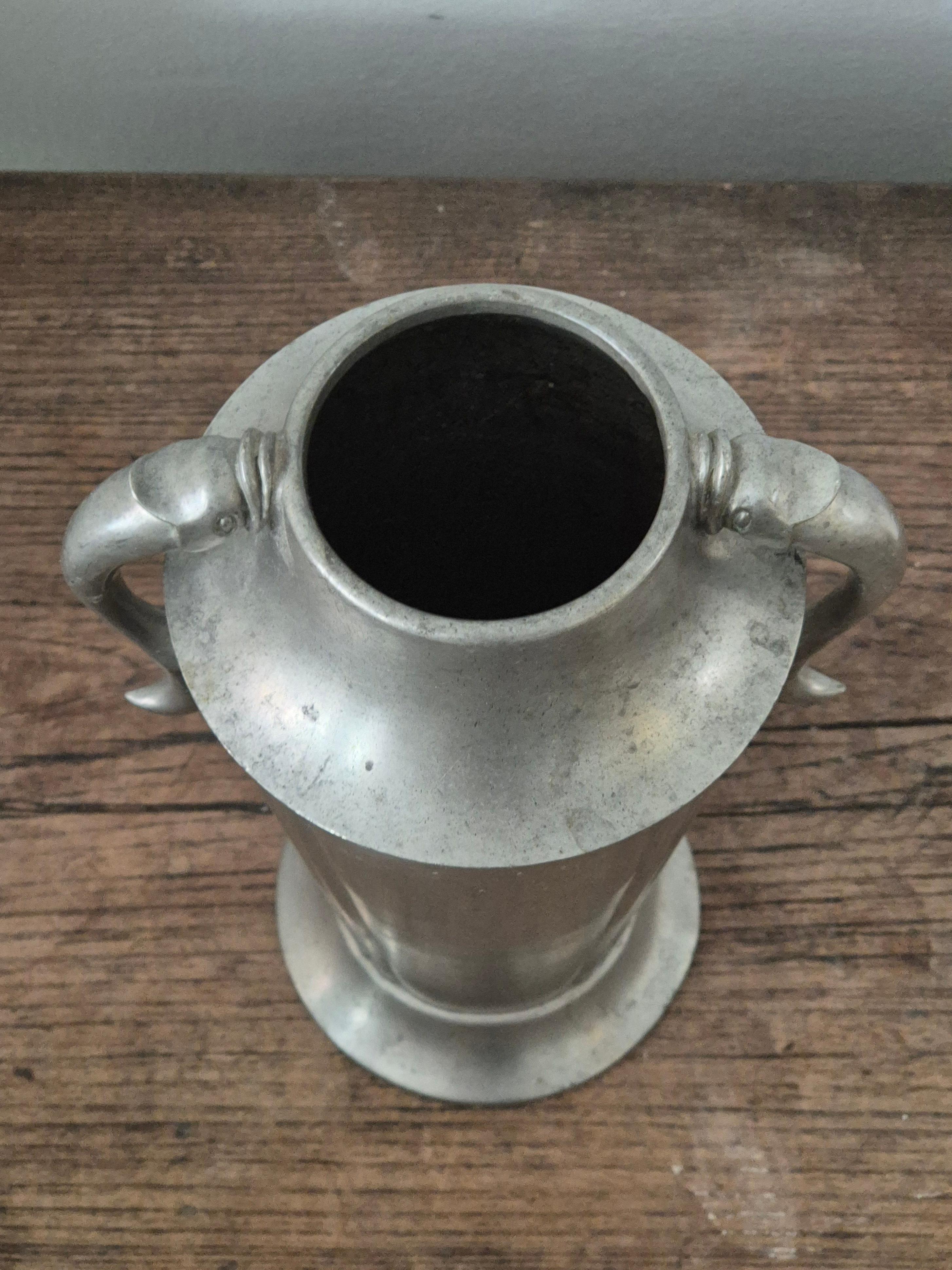 Metà XX secolo Swedish Grace, vaso in peltro di Herman Bergman, anni '30. in vendita