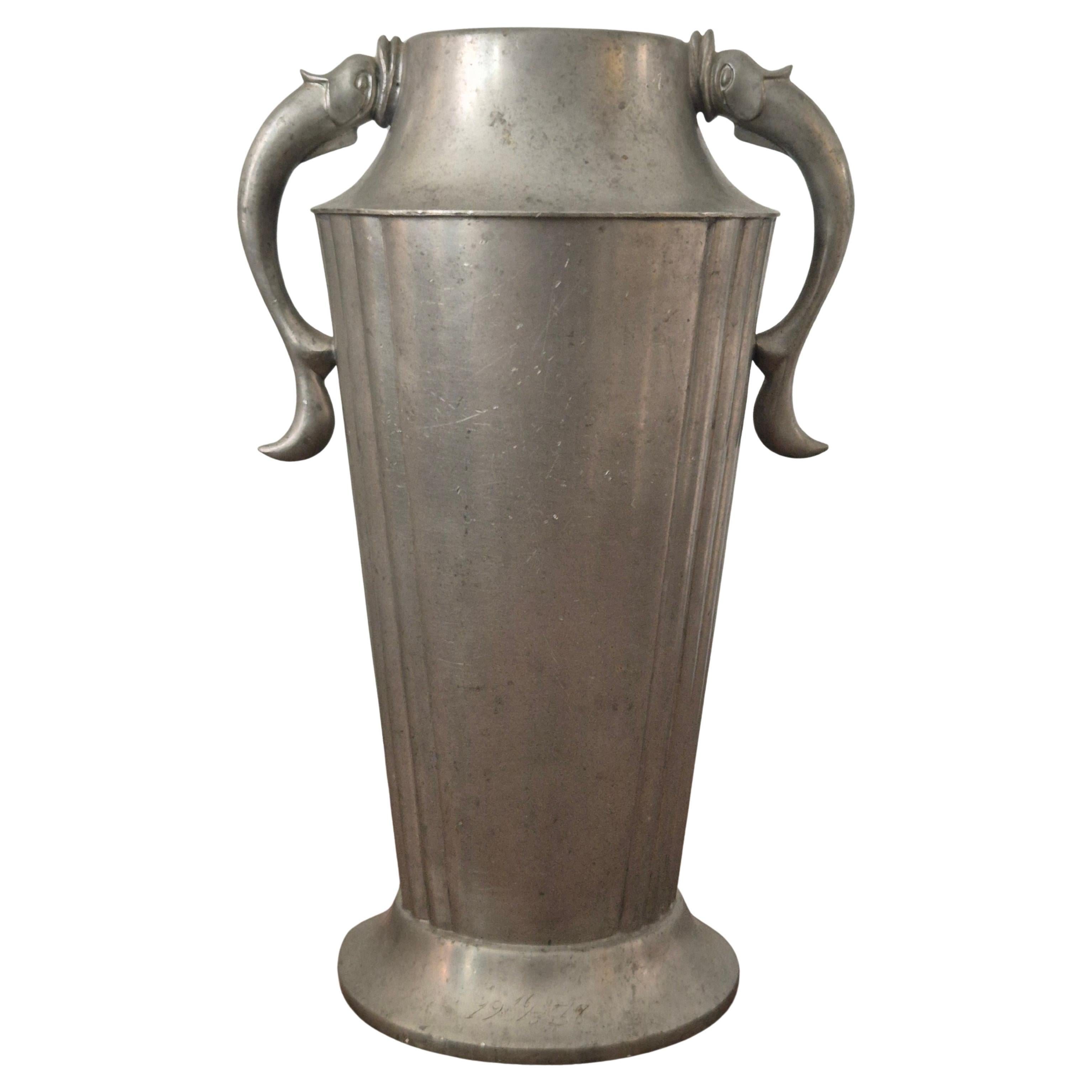 Swedish Grace, vaso in peltro di Herman Bergman, anni '30.