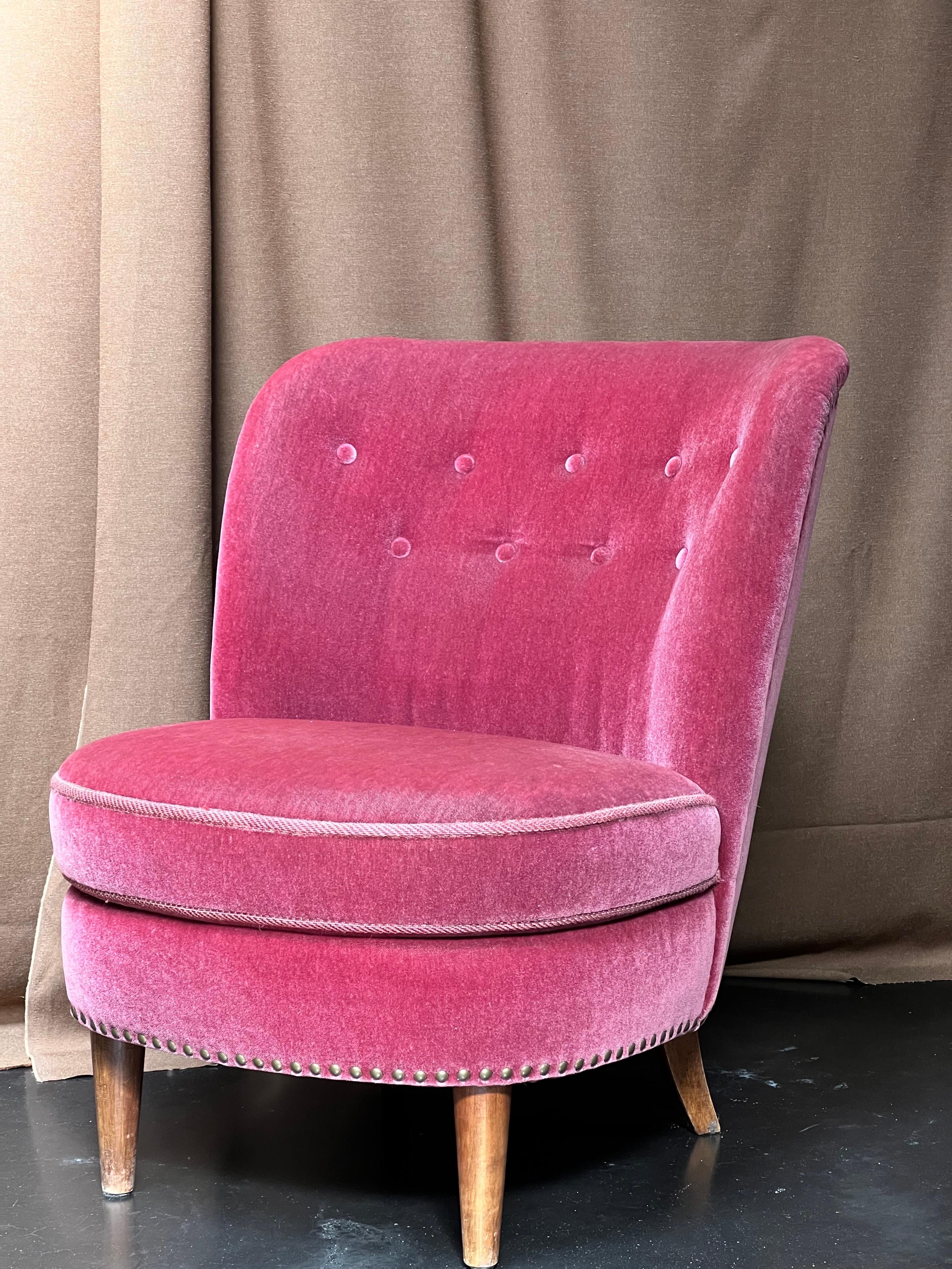 Eleganter rosafarbener Mohair-Einzel-Sessel aus den 1930er Jahren im schwedischen Grace-Stil. Es ist die schwedische Art-Déco-Bewegung. Mit Messingnägeln auf die Rückenlehne genagelt. Die Füße sind aus hellem Material gefertigt  Hartholz.