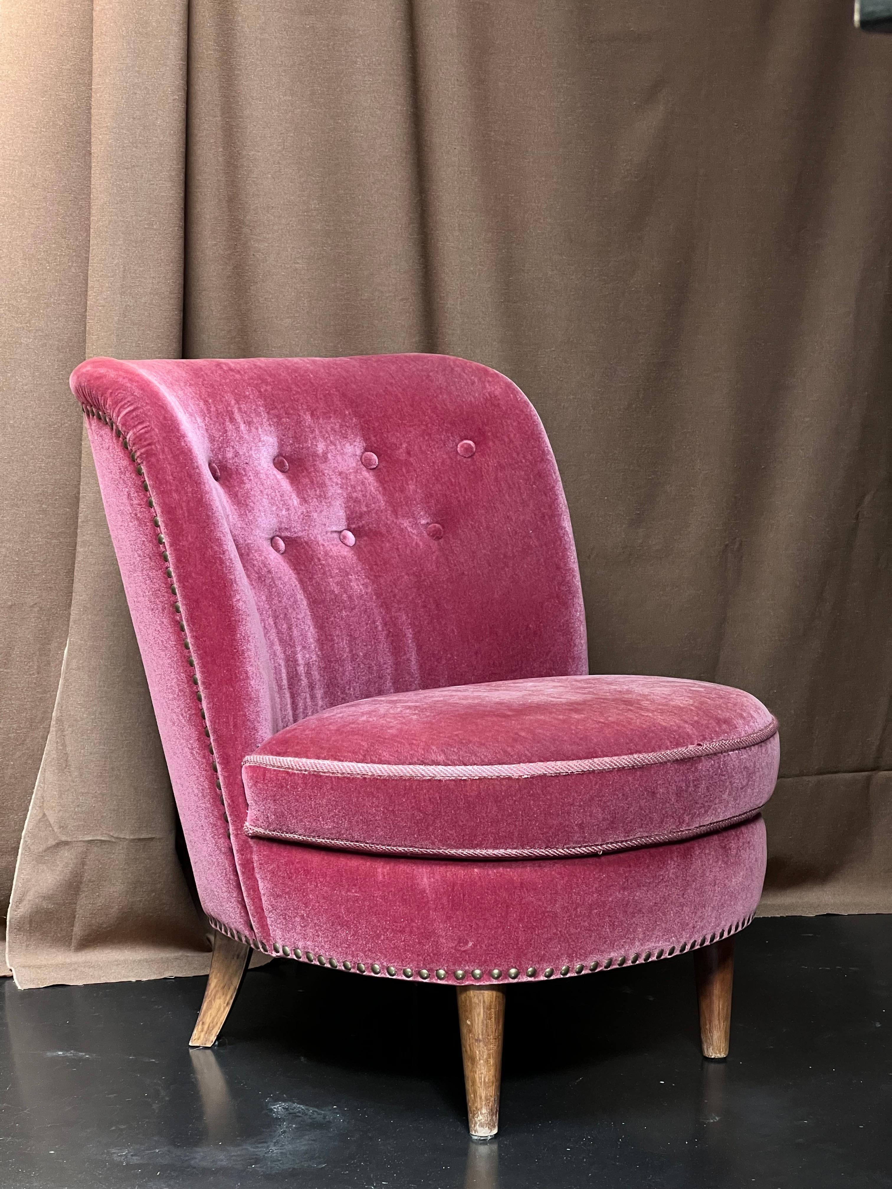 Scandinavian Modern Swedish Grace Pink Mohair and Brass Nails Chauffeuse, Sweden, 1930s For Sale