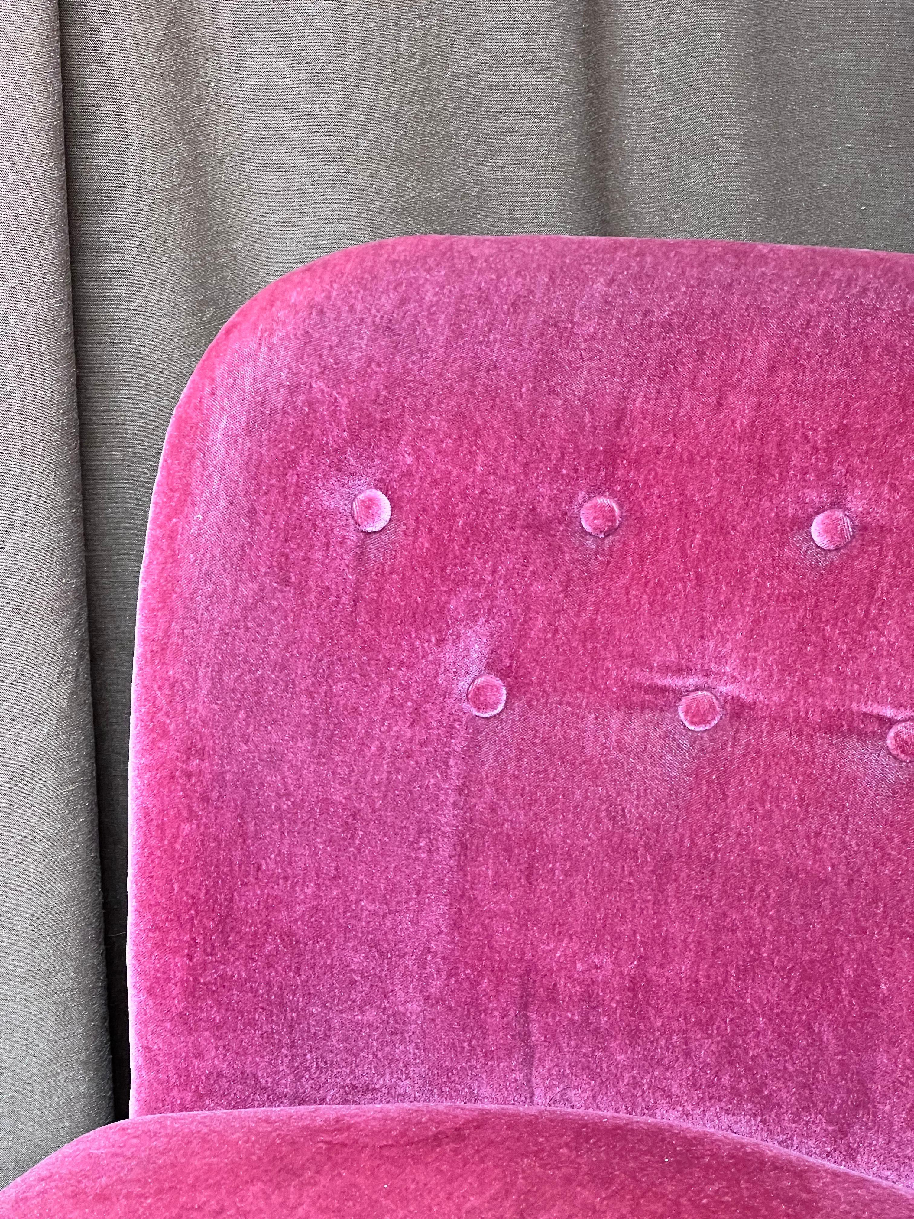 Swedish Grace Pink Mohair and Brass Nails Chauffeuse, Sweden, 1930s In Good Condition For Sale In Forest, BE