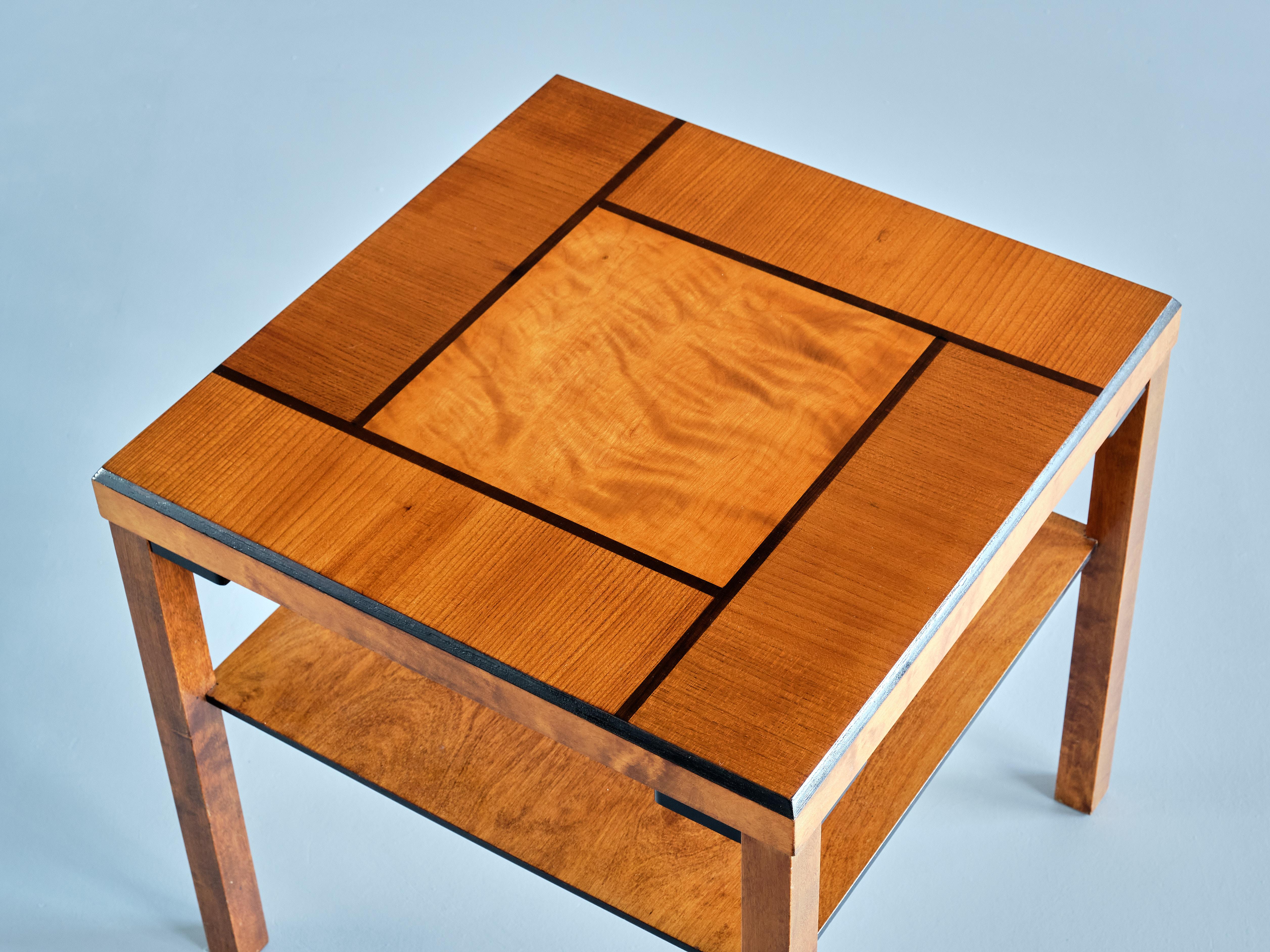 Scandinave moderne Table d'appoint Grace suédoise en orme et bois de bouleau, Suède, années 1930 en vente