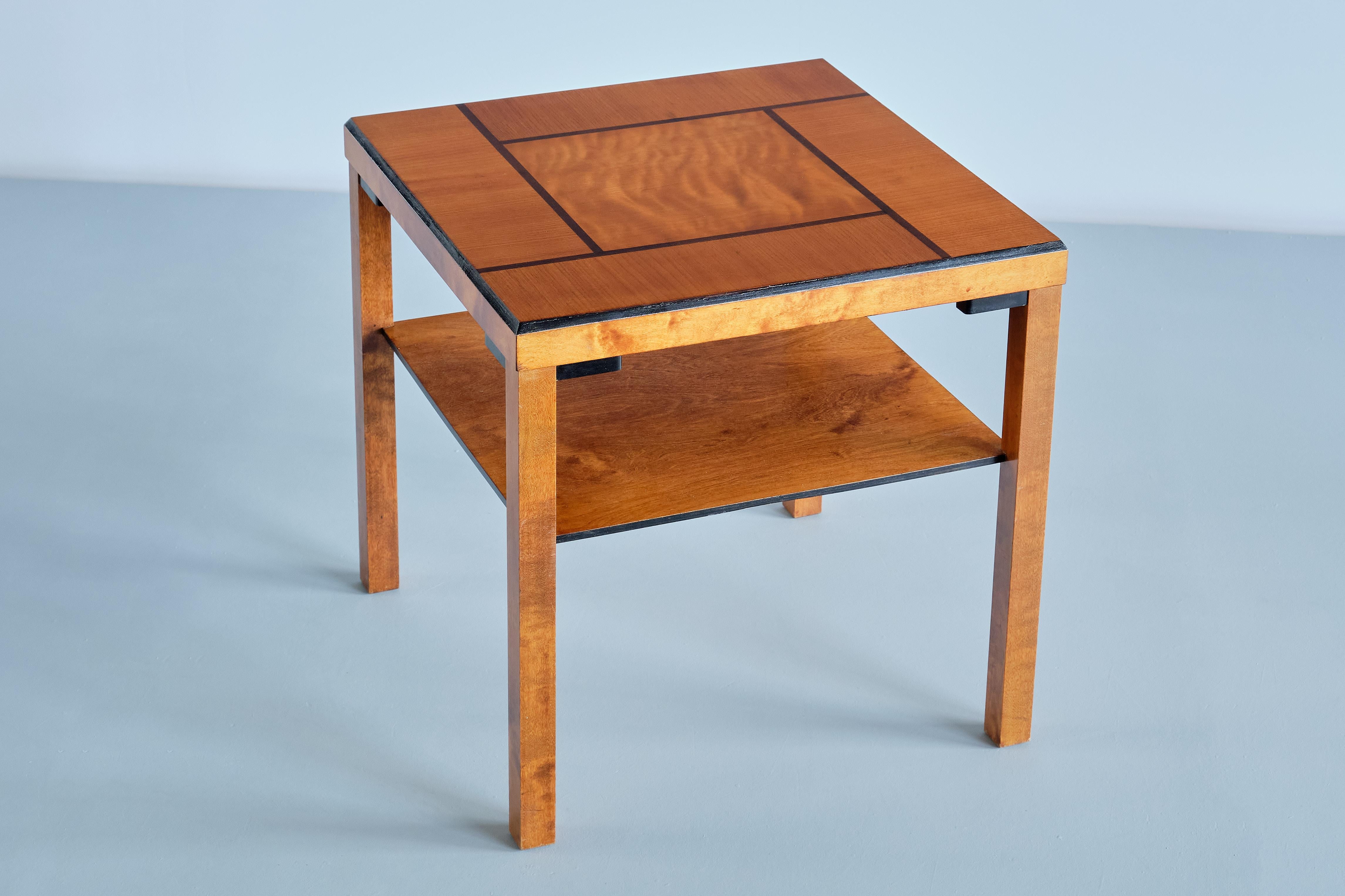 Swedish Grace Side Table in Elm and Birch Wood, Sweden, 1930s In Good Condition For Sale In The Hague, NL