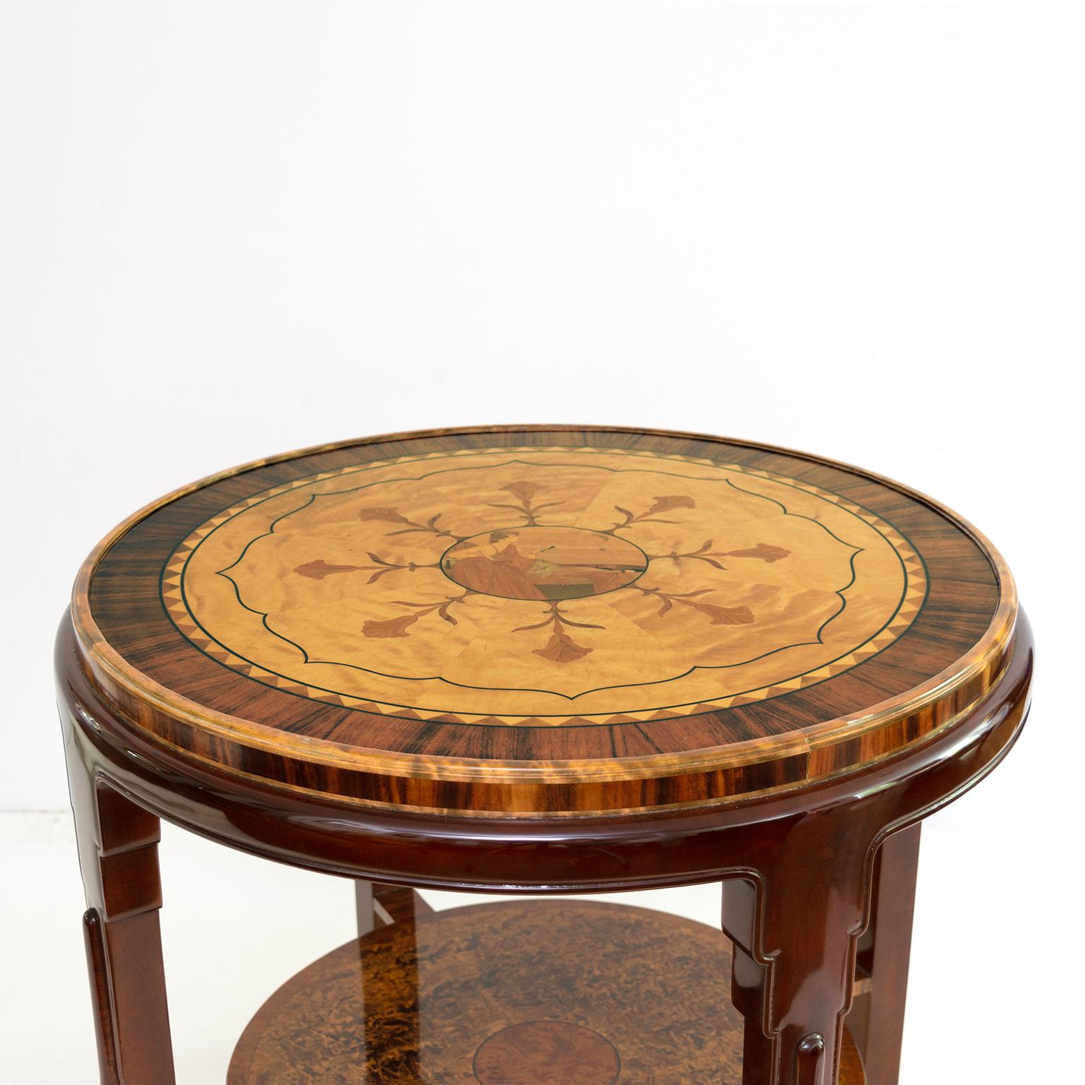 Swedish Grace side table lavishly decorated in a variety of marquetry 1920's In Good Condition For Sale In New York, NY
