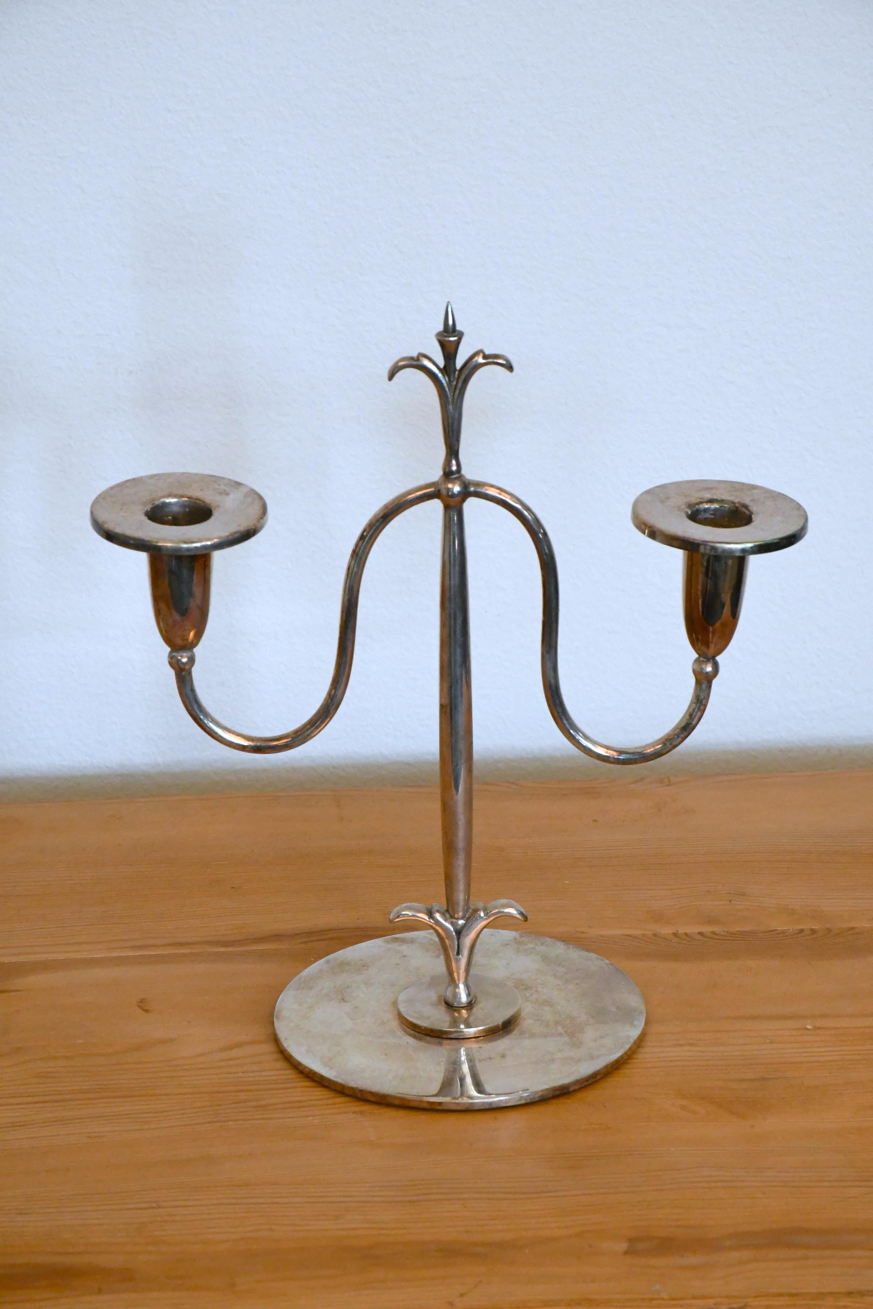 Coppia di candelabri svedesi in silverplate Grace di Elis Bergh per C G Hallberg, Stoccolma, 1920.

Una bella coppia di candelabri disegnati da Elis Bergh. Elis, o Elias, che era il suo vero nome, 1881-1954 era un grande designer e architetto. Alla