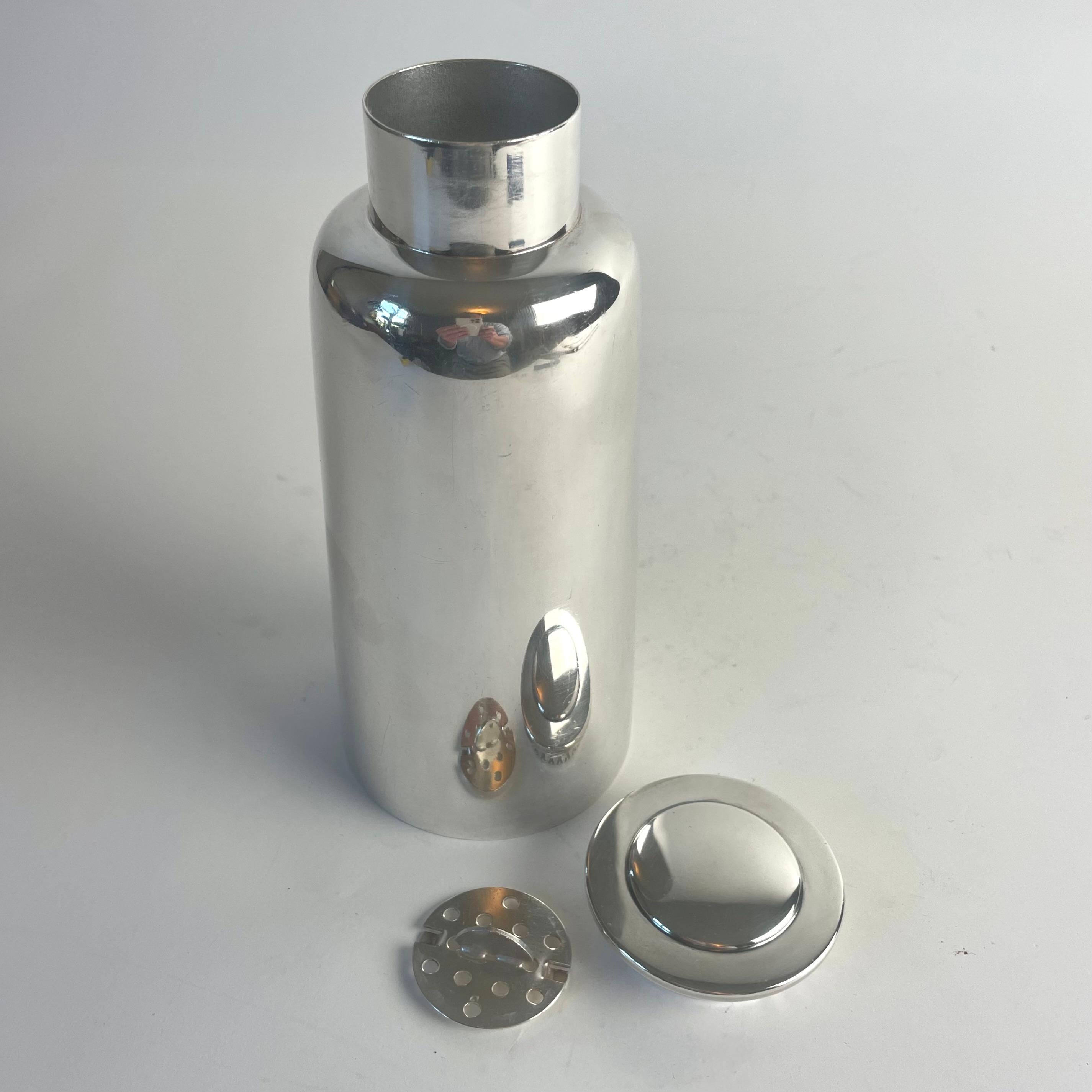 Plaqué argent Shaker à cocktail Swedish Grace en métal argenté par C.G. Hallbergs, Suède, années 1930 en vente