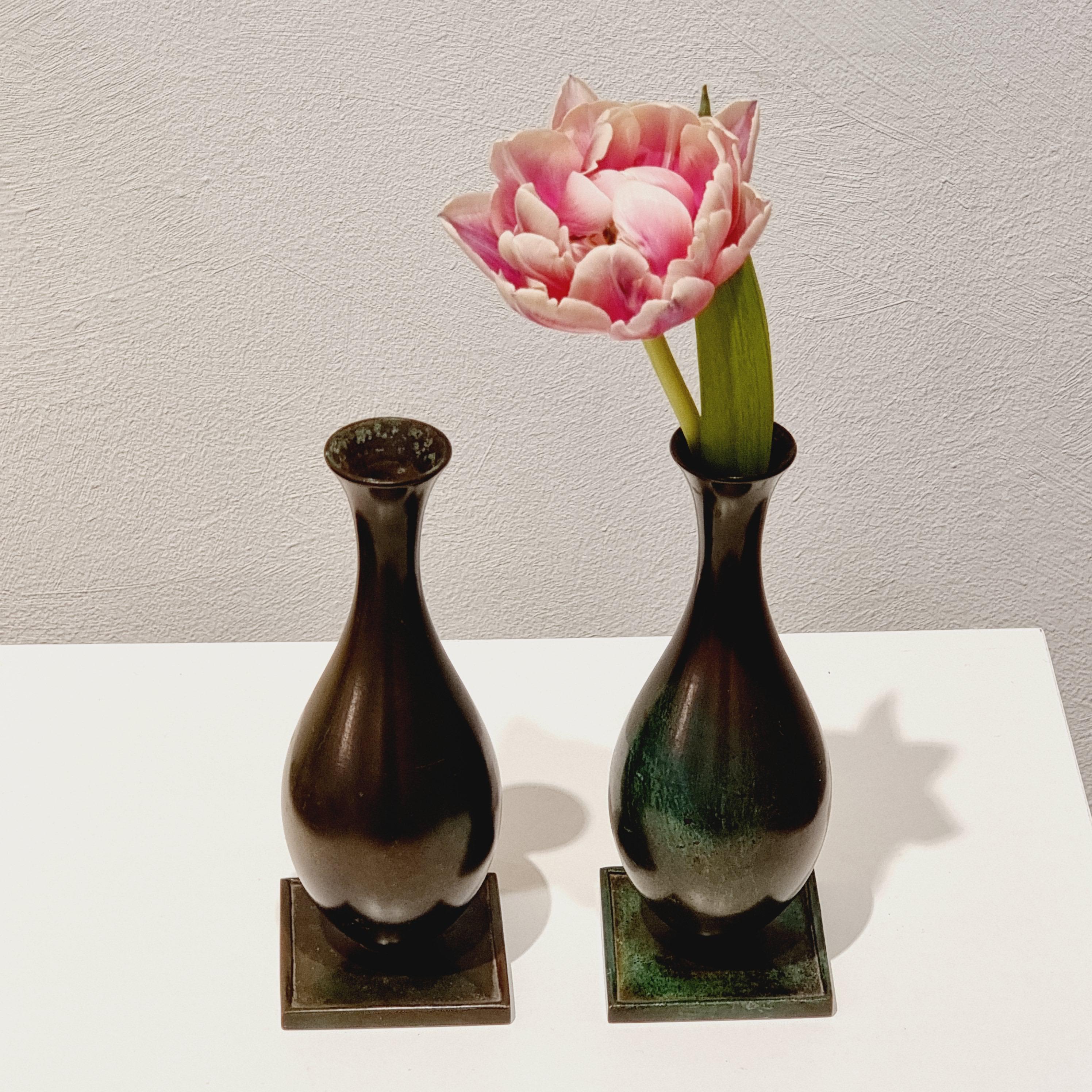 A set of two vases in  solid bronxe by Jacob Ängman för Guldaktiebolageg (1930-tal)

