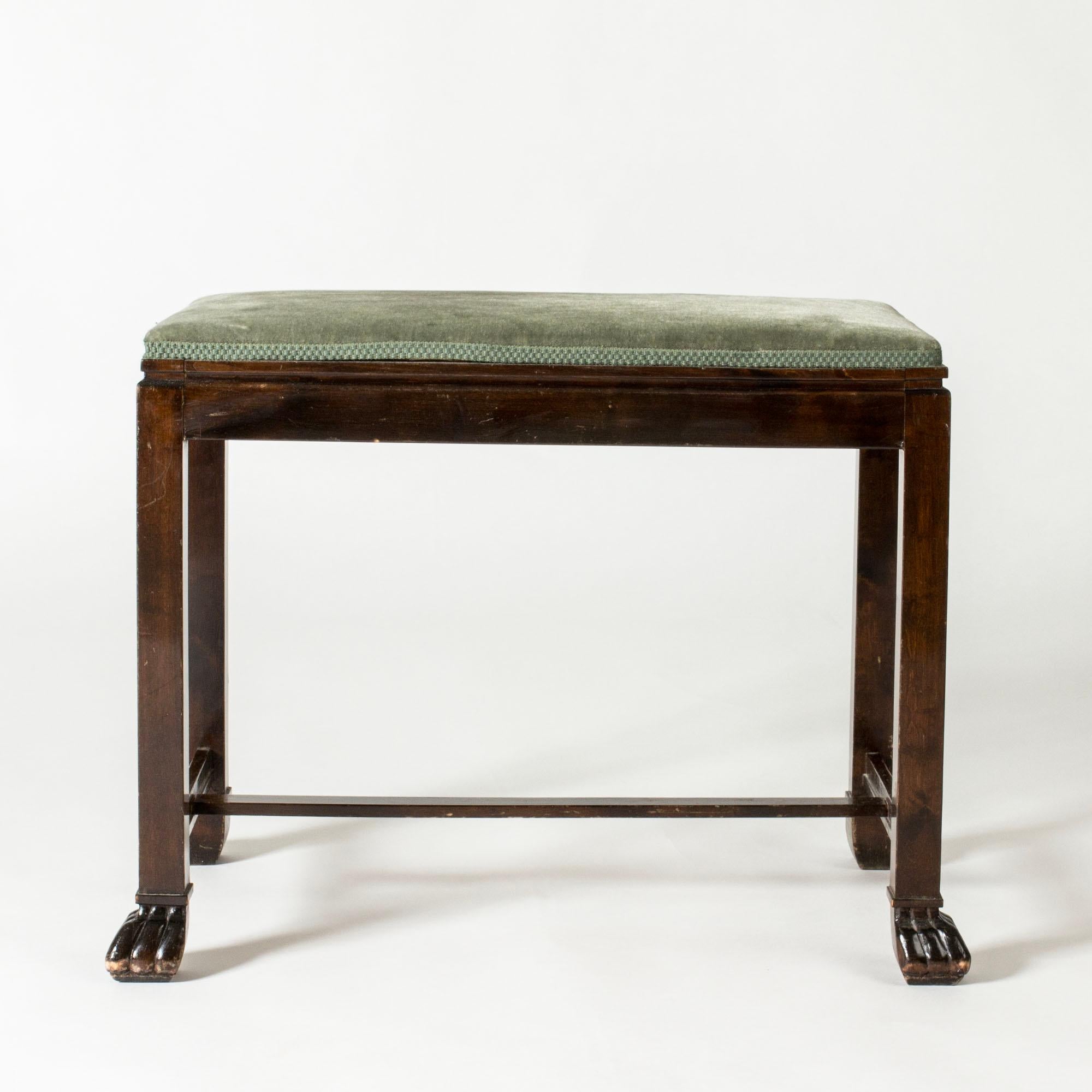 Elegant tabouret d'Otto Schulz, en bois laqué foncé. Pieds de lion décoratifs et siège en velours vert mousse d'origine.
