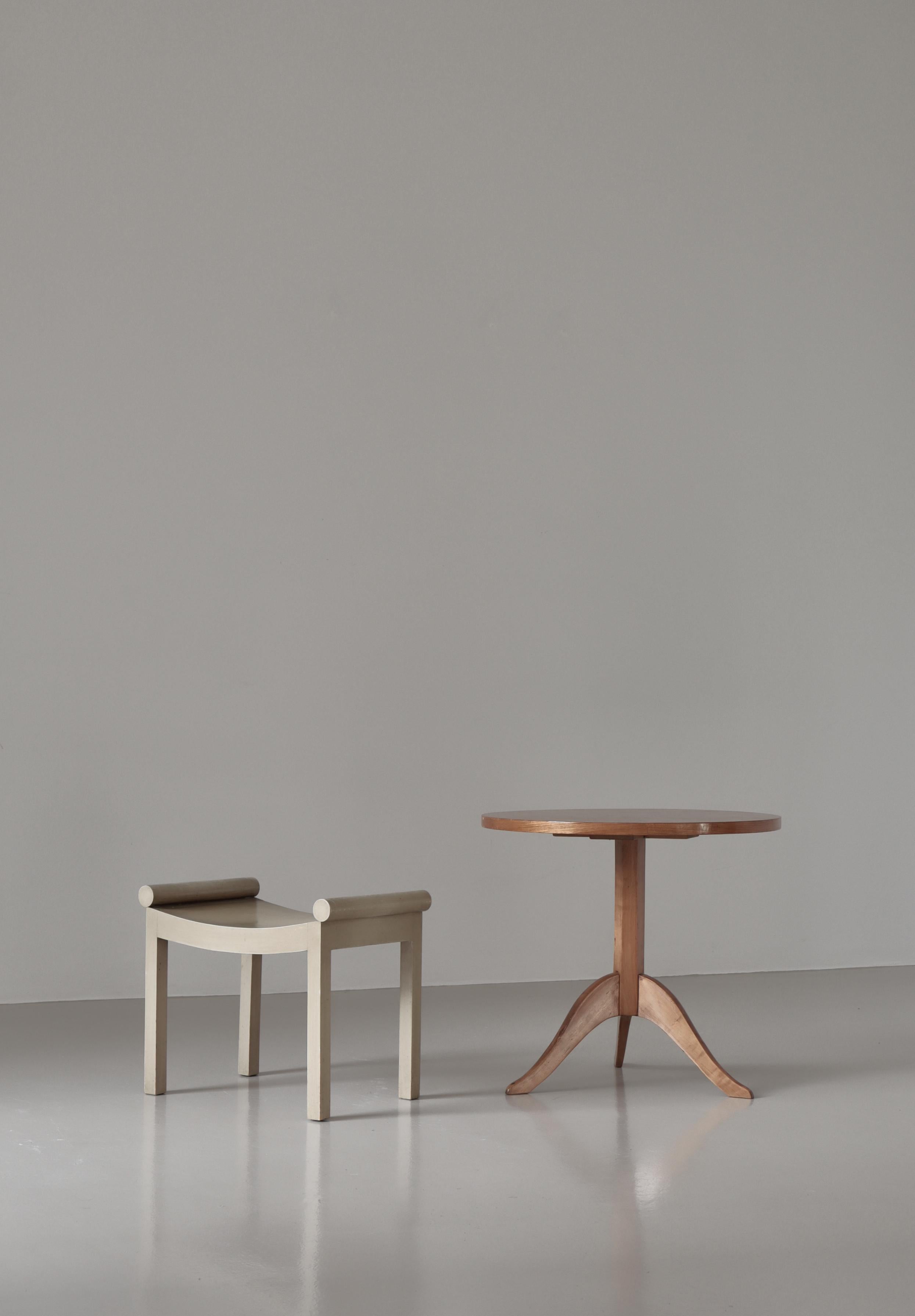 Encantador taburete moderno sueco fabricado en los años 1920-30. El taburete es de madera de abedul. Conserva la laca blanca verdosa original y unos cojines sorprendentes en preciosa tela sedosa verde y blanca.