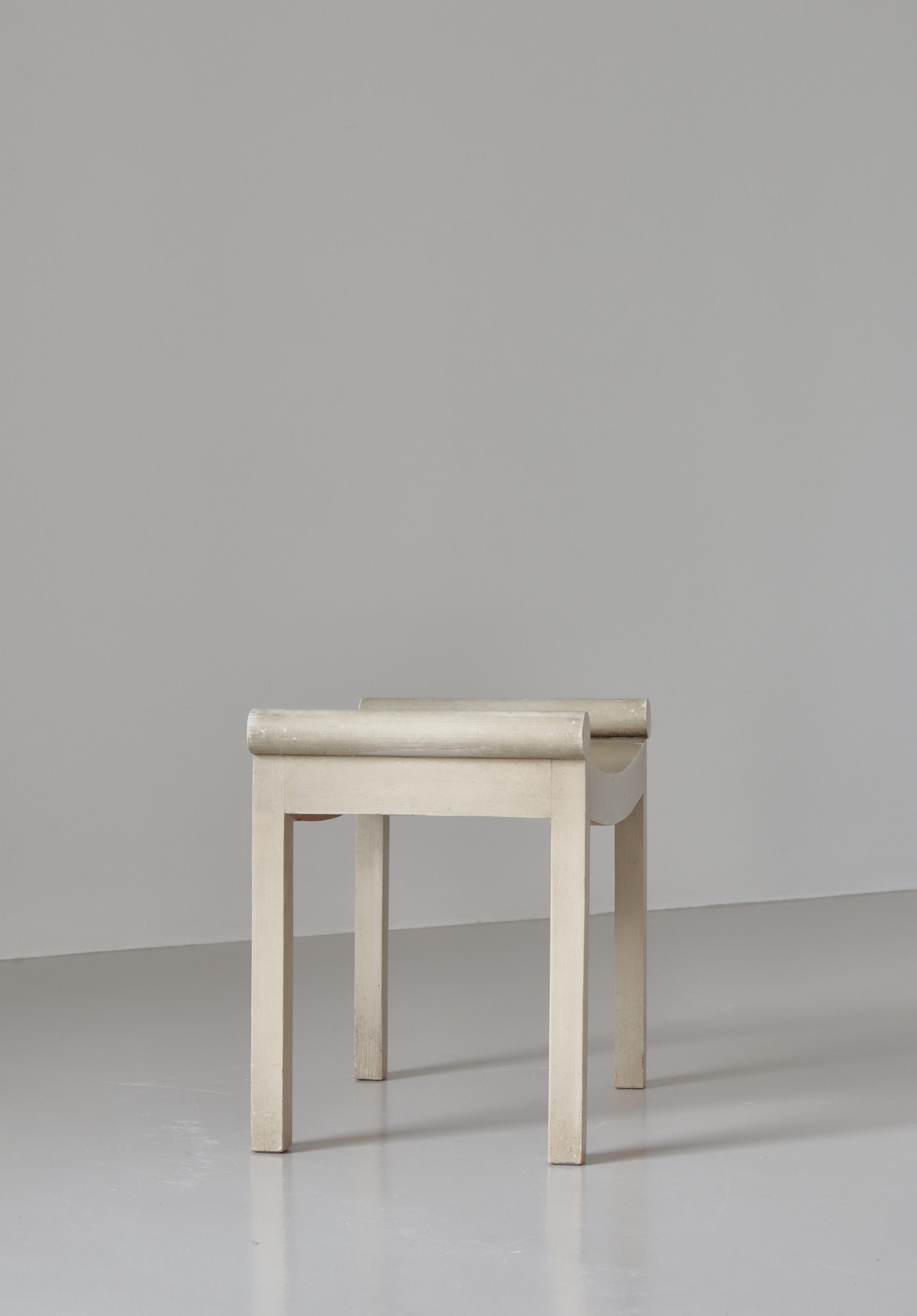Taburete sueco Grace de madera de abedul lacada en blanco, Suecia, años 30 en Bastante bueno estado para la venta en Odense, DK
