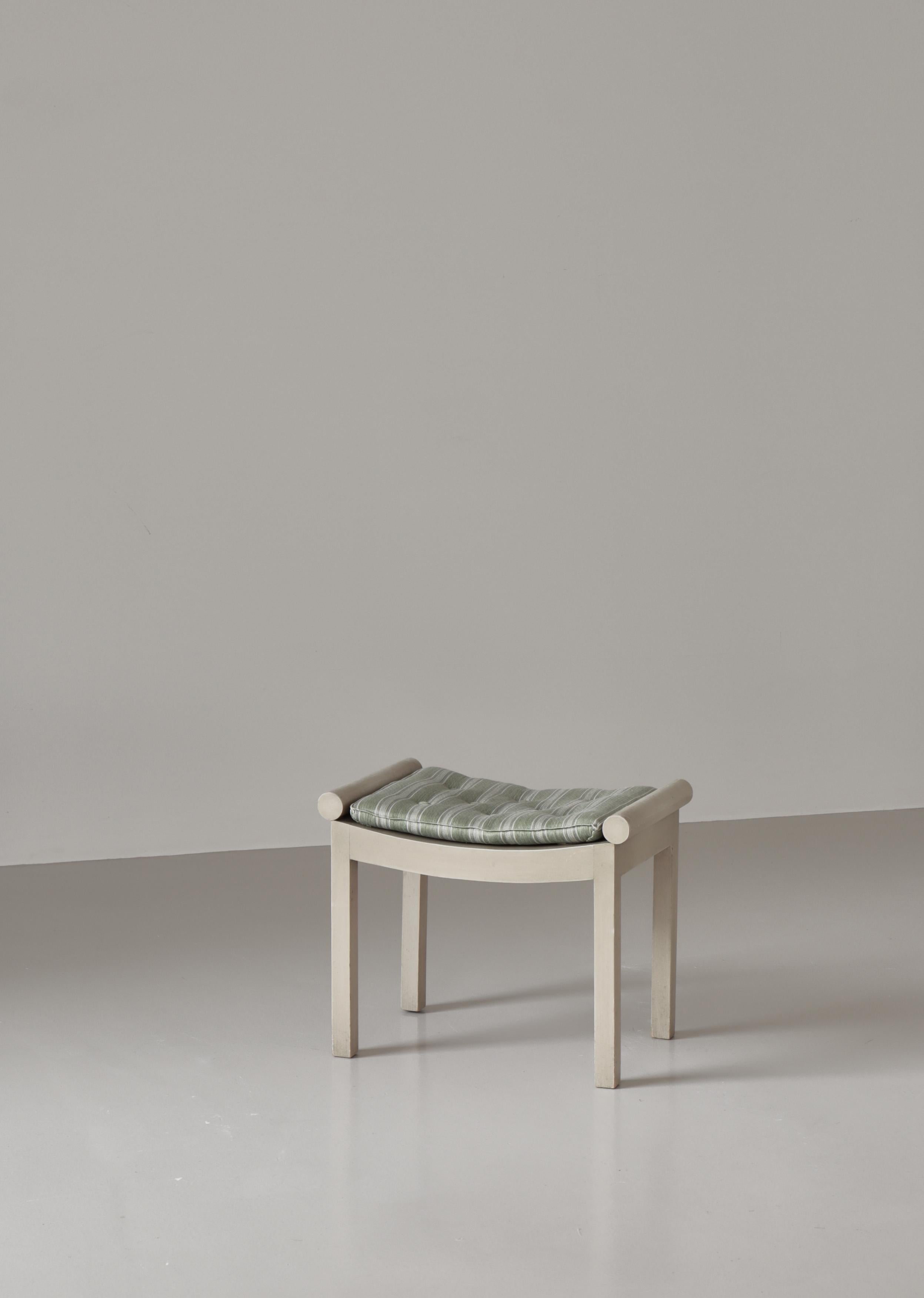 Taburete sueco Grace de madera de abedul lacada en blanco, Suecia, años 30 mediados del siglo XX en venta