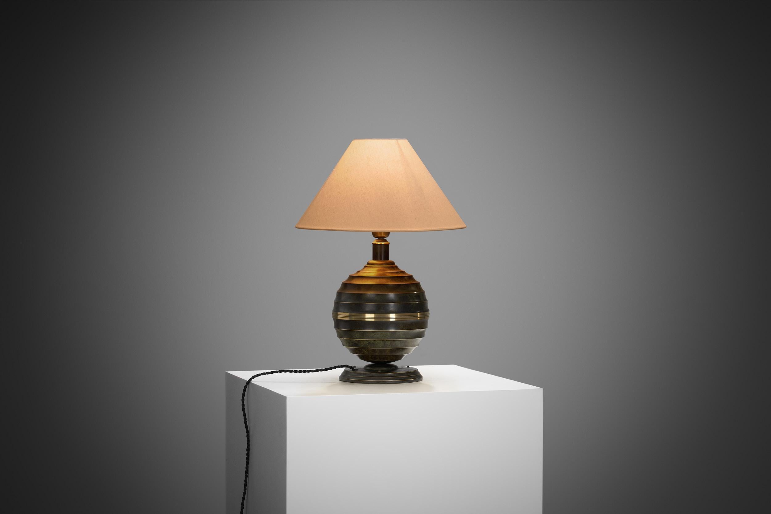 Swedish Grace Svenska Metallverken Table Lamp in Bronzed Brass, Sweden ca 1920s In Good Condition In Utrecht, NL
