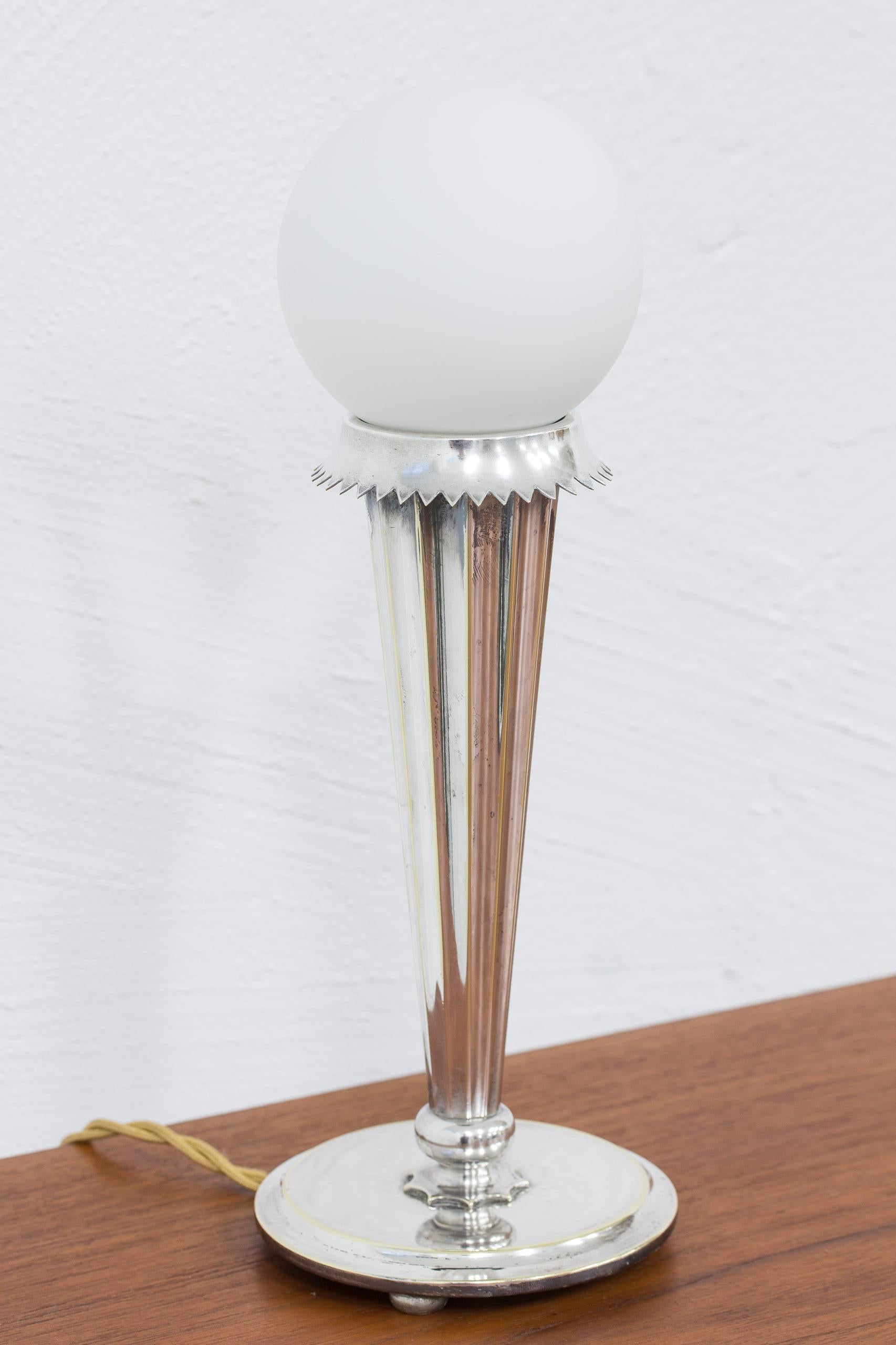 Lampe de table 6853 conçue par Harald Elof Notini. Produit par Böhlmarks lampfabrik à Stockholm, Suède, dans les années 1920. Fabriqué en laiton argenté avec un abat-jour en verre opale de date ultérieure. Bon état vintage avec patine et usure liées