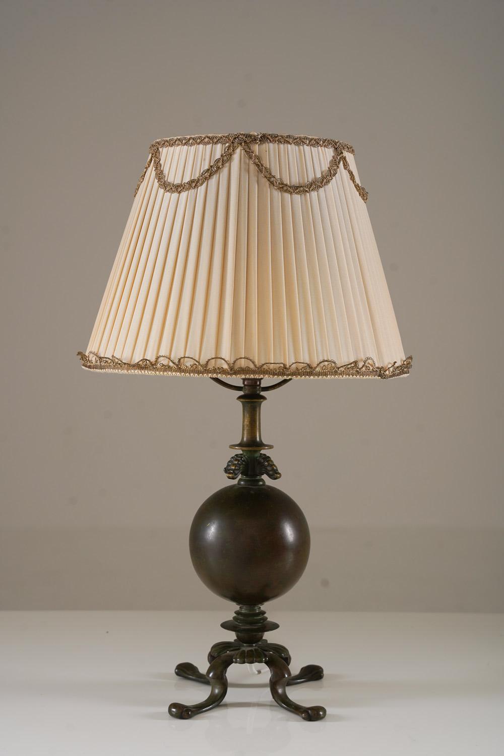 Charming Swedish Grace table lamp, model 9095, by Einar Bäckströms Metallvarufabrik, Sweden, in the early 1930s. This elegant lamp showcases the refined aesthetic characteristic of the Swedish Grace movement, combining classic design with functional