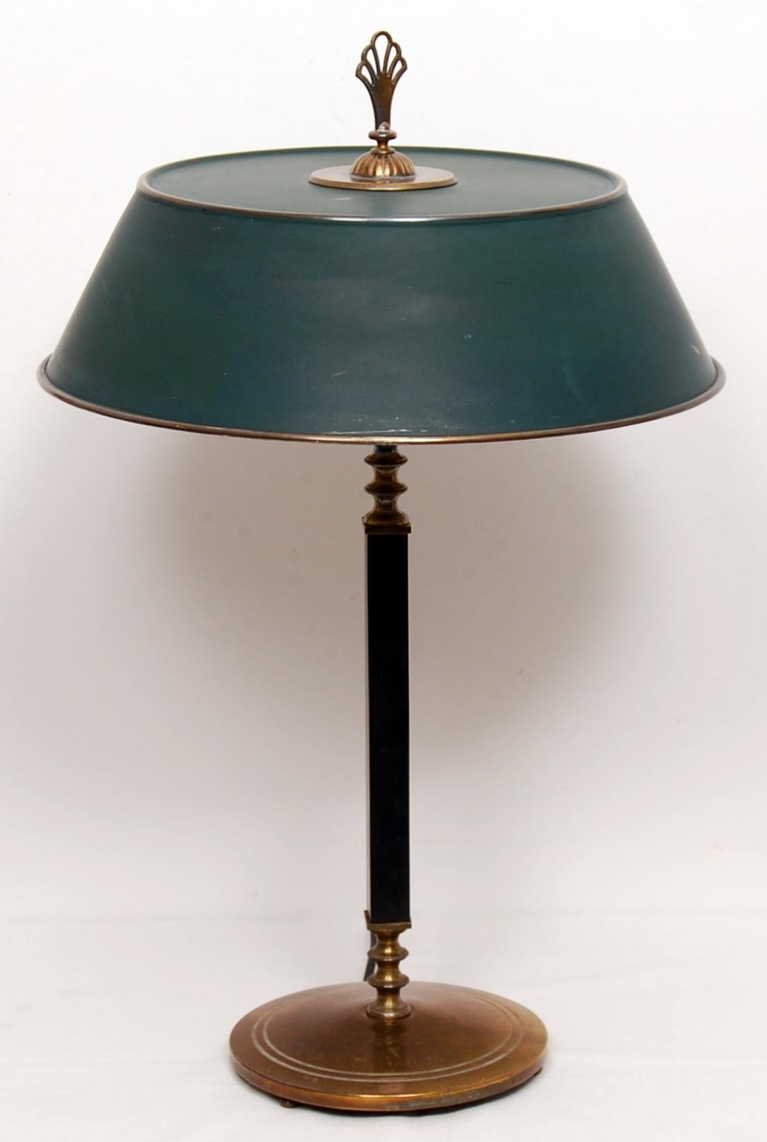 A desk / table lamp by Böhlmarks, Stockholm Sweden, designed in 1928. Patinated brass and black lacquered wood steem with a British racing green lacquered metal plate shade. Marked 6942 underneath.

 