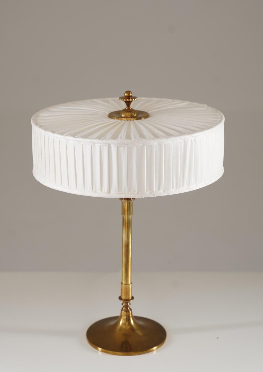 Scandinave moderne Lampe de table Swedish Grace en laiton par Böhlmarks en vente