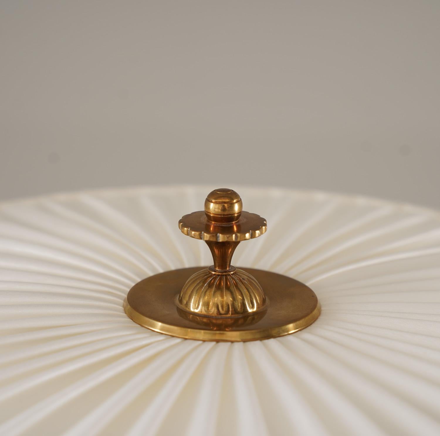 Suédois Lampe de table Swedish Grace en laiton par Böhlmarks en vente