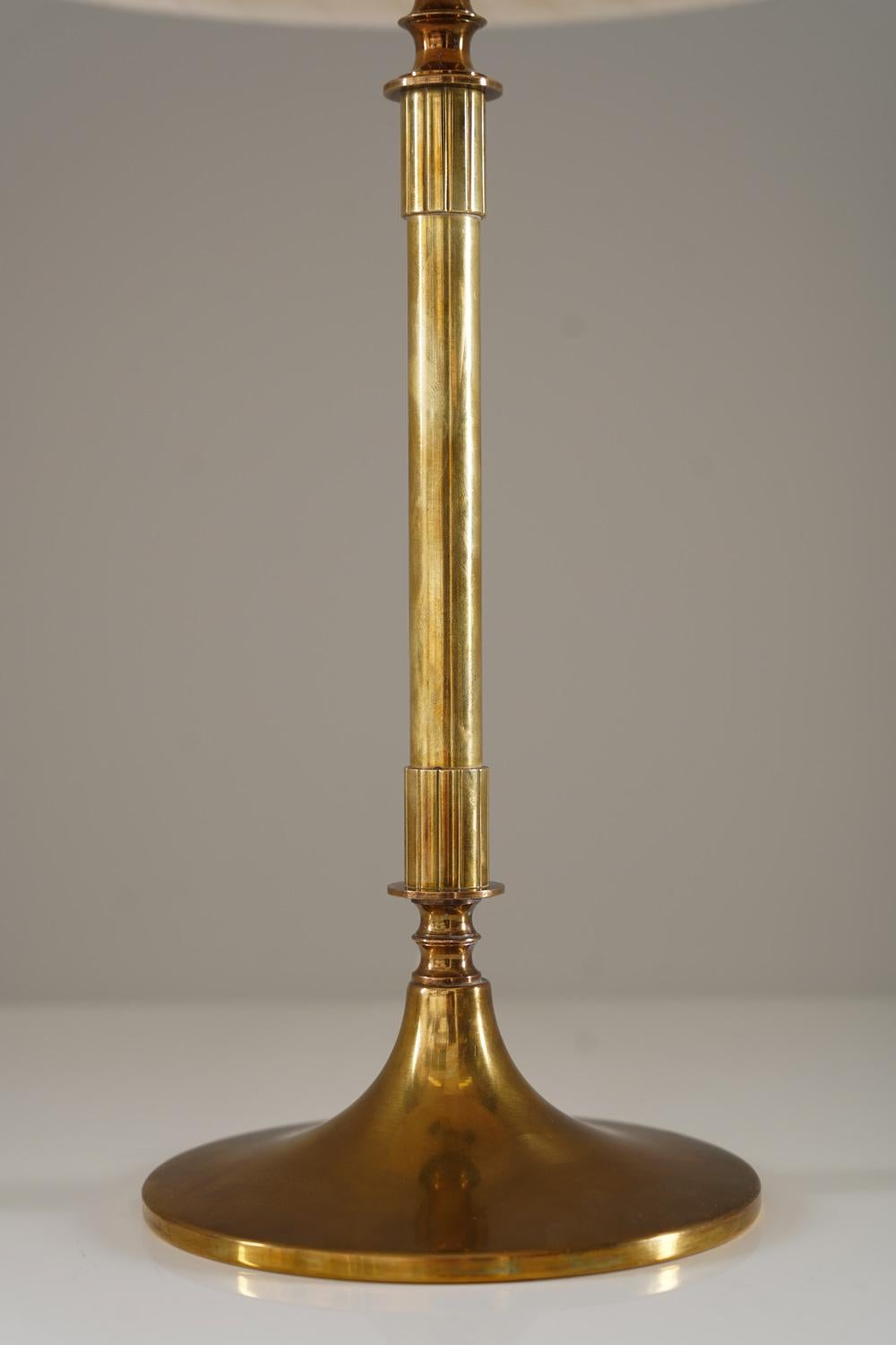 Lampe de table Swedish Grace en laiton par Böhlmarks Bon état - En vente à Karlstad, SE