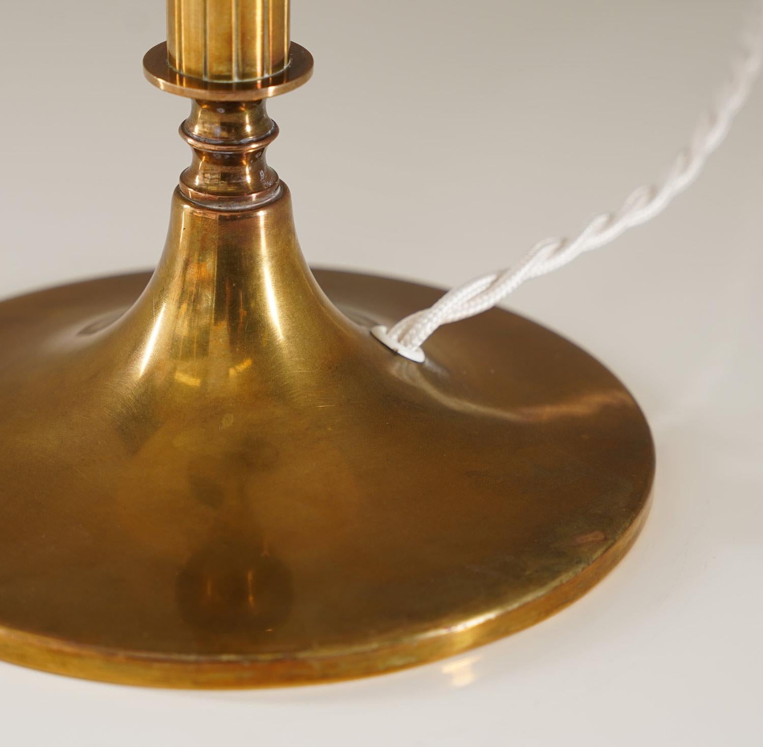 20ième siècle Lampe de table Swedish Grace en laiton par Böhlmarks en vente