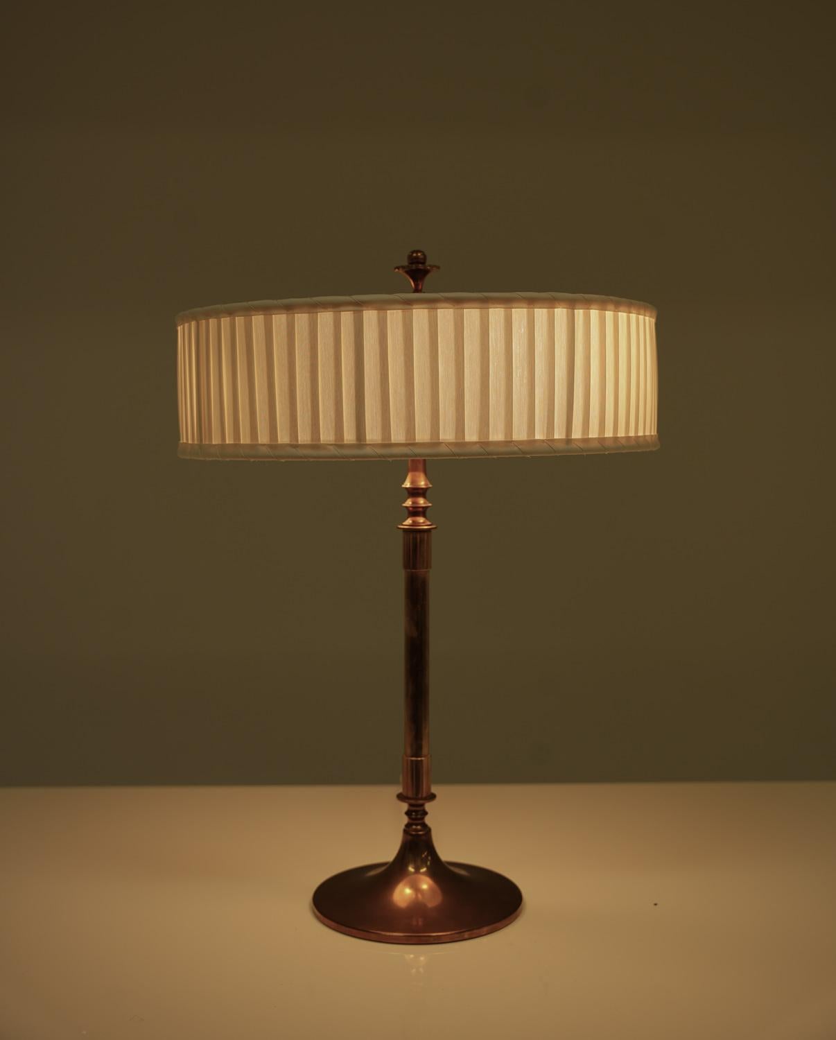 Laiton Lampe de table Swedish Grace en laiton par Böhlmarks en vente