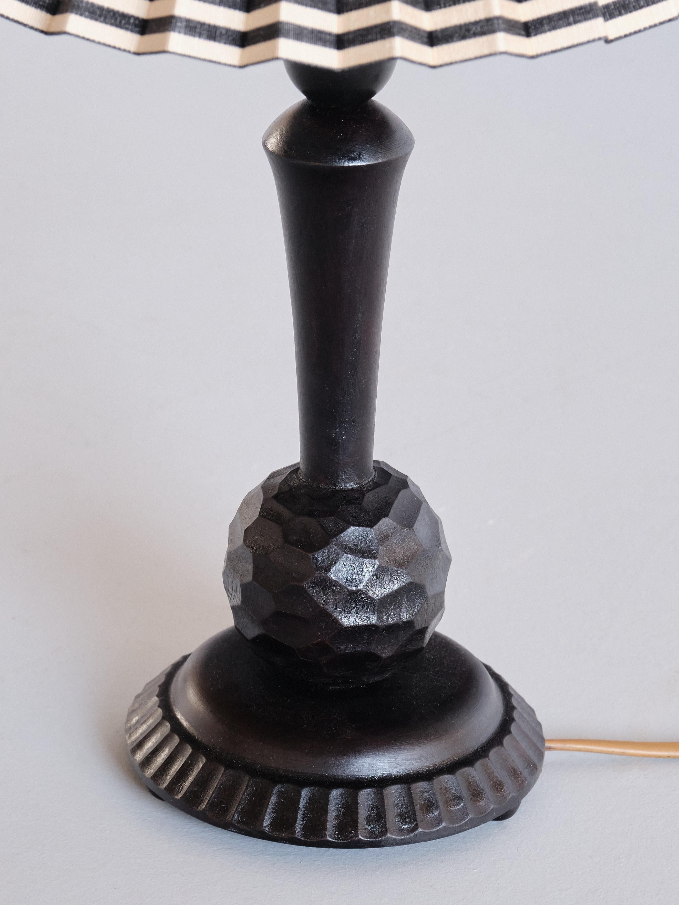Schwedische Grace-Tischlampe aus geschnitztem Holz, Svenskt Tenn-Schirm, Schweden, 1930er Jahre im Angebot 4