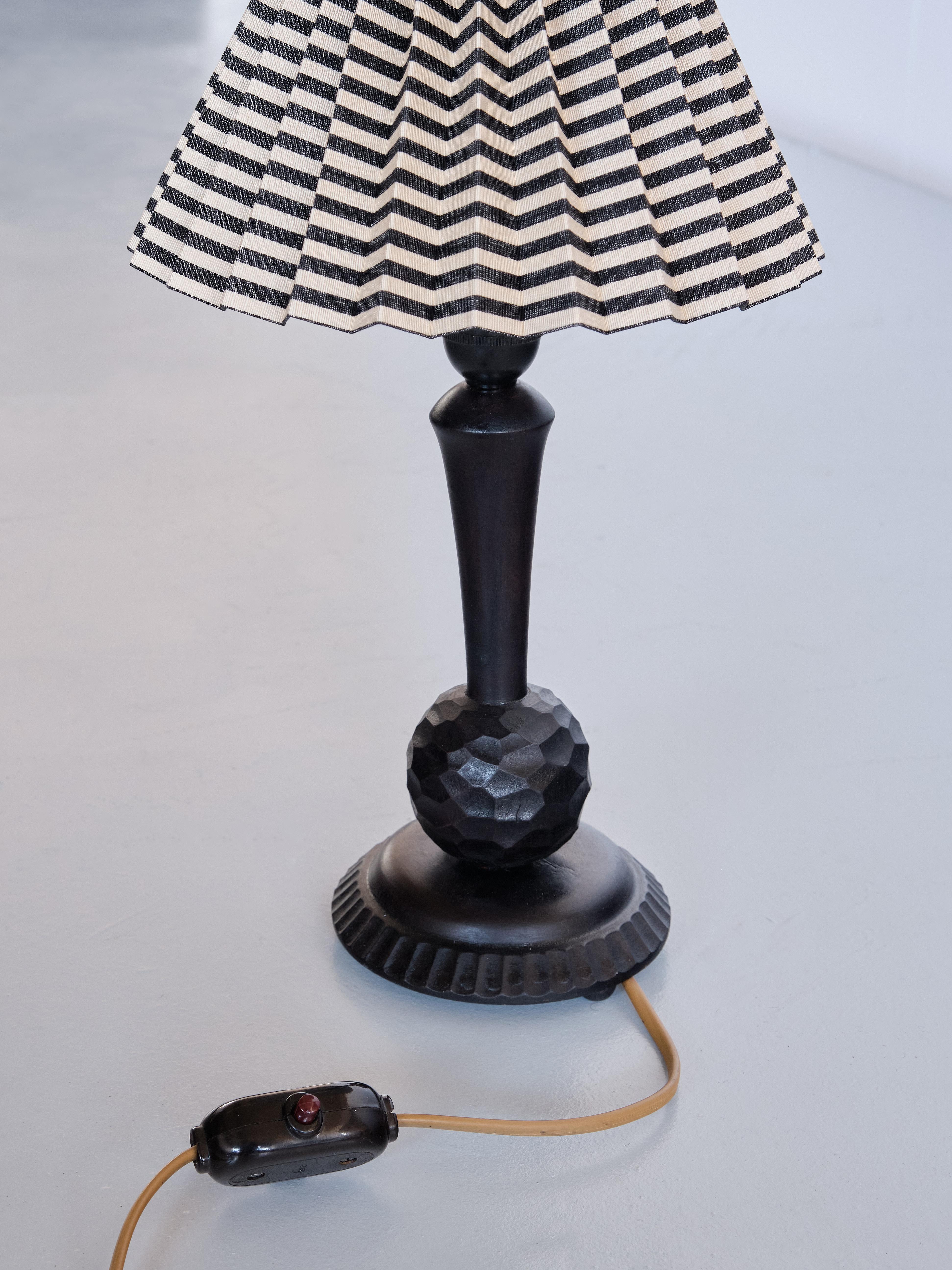 Swedish Grace Table Lamp in Carved Wood, Svenskt Tenn Shade, Sweden, 1930s For Sale 3