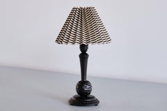 Lampe de table Grace suédoise en bois sculpté, abat-jour Svenskt Tenn, Suède, années 1930