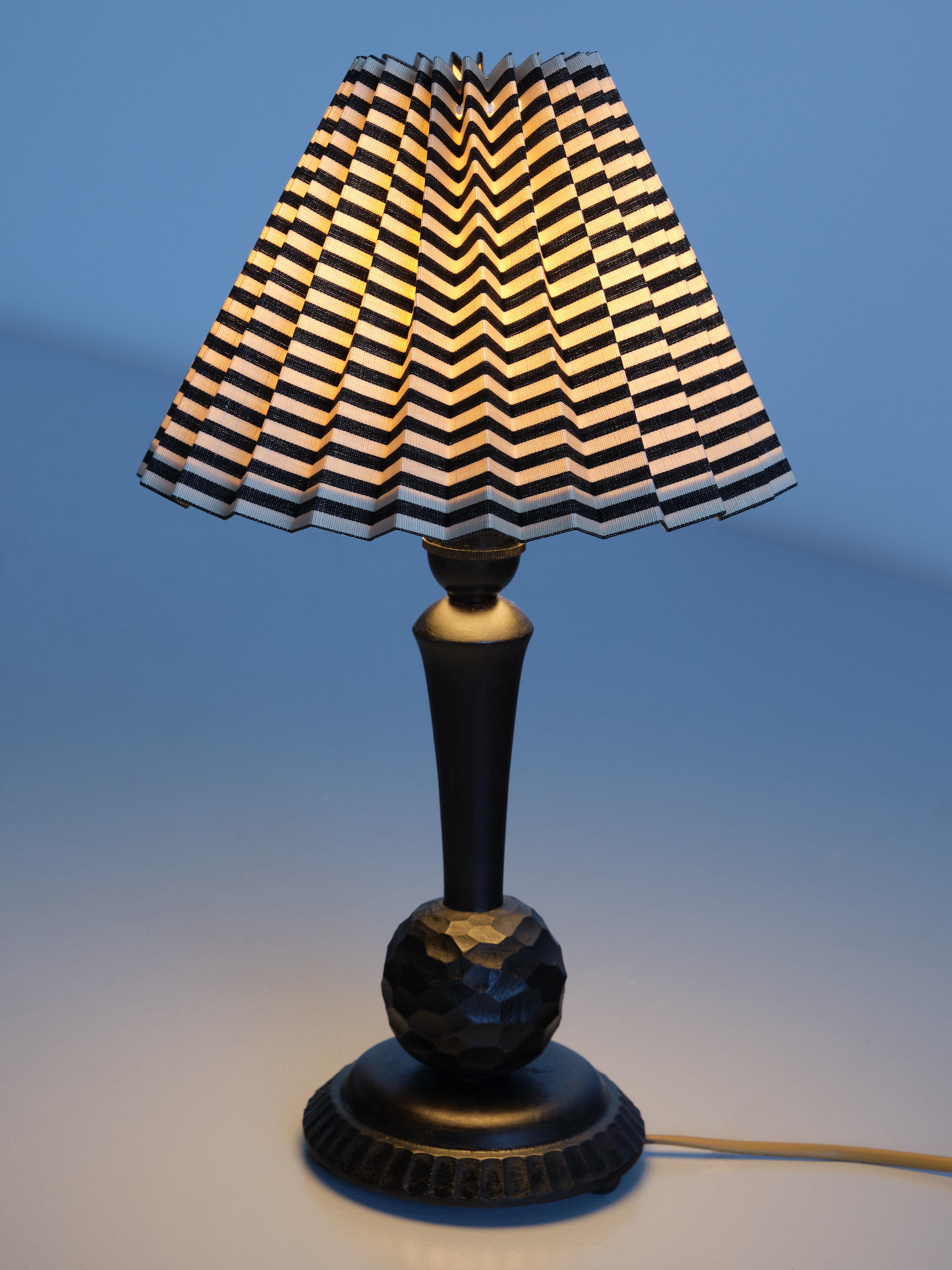 Schwedische Grace-Tischlampe aus geschnitztem Holz, Svenskt Tenn-Schirm, Schweden, 1930er Jahre (Skandinavische Moderne) im Angebot
