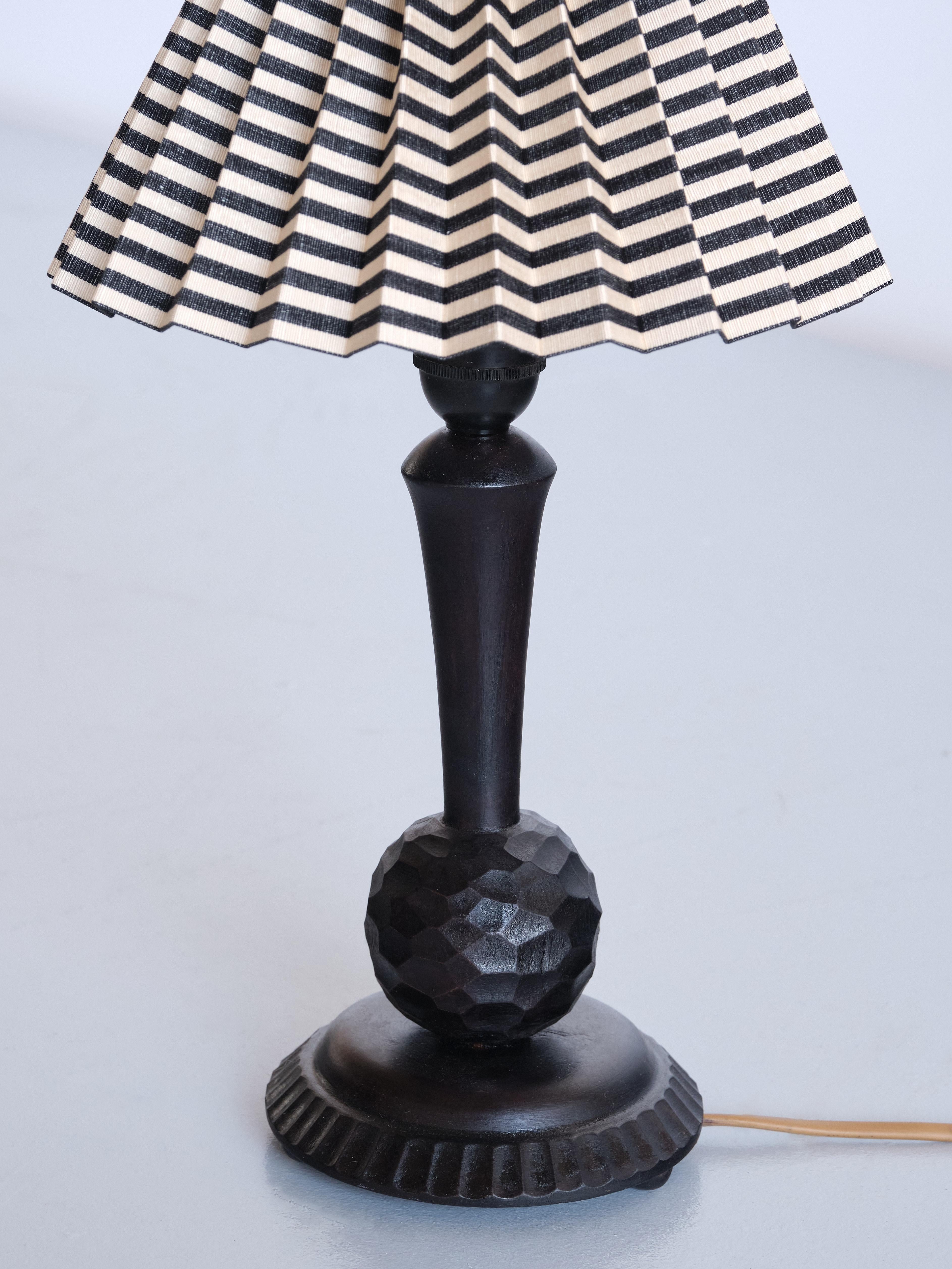 Schwedische Grace-Tischlampe aus geschnitztem Holz, Svenskt Tenn-Schirm, Schweden, 1930er Jahre im Zustand „Gut“ im Angebot in The Hague, NL