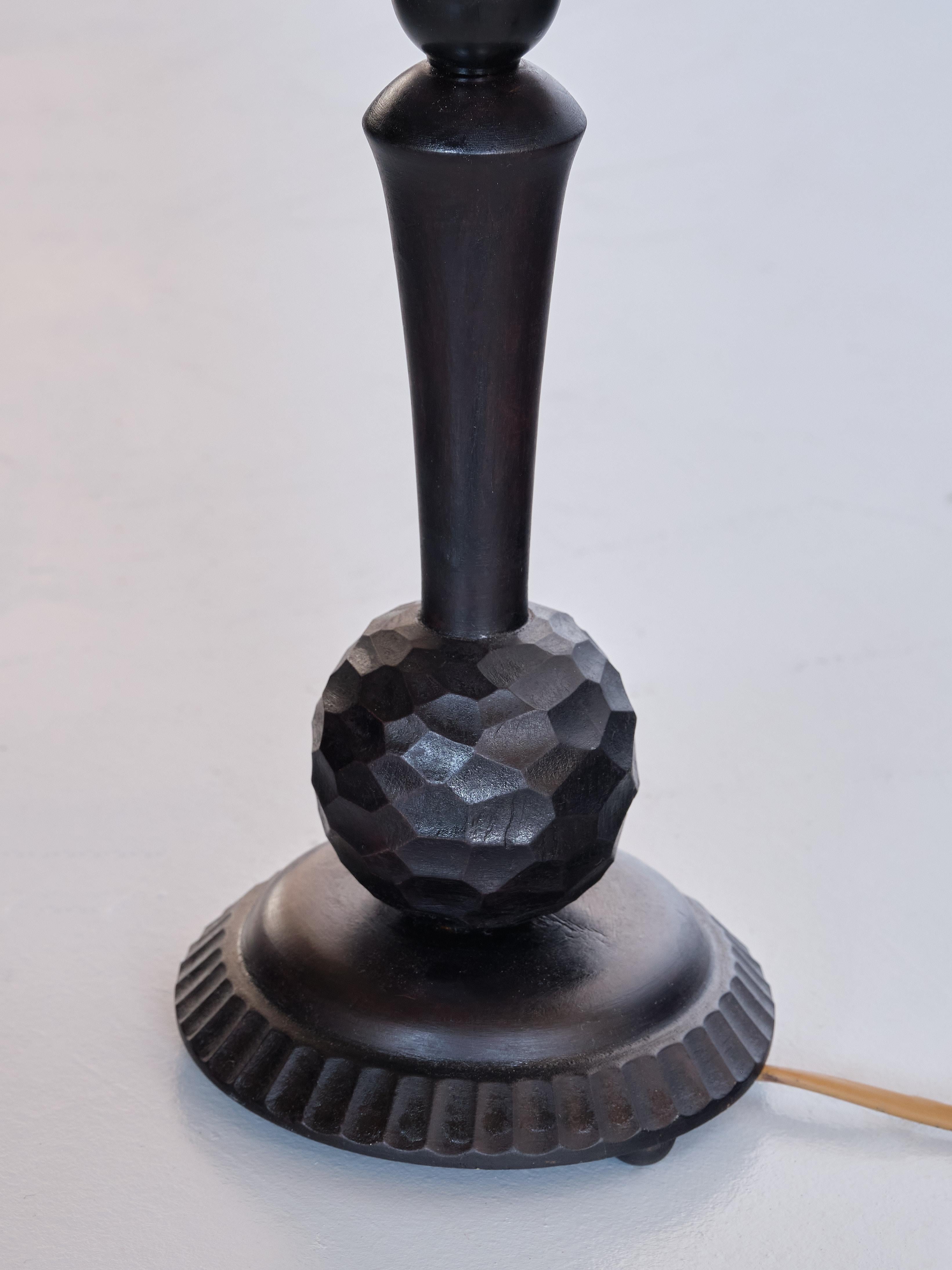 Schwedische Grace-Tischlampe aus geschnitztem Holz, Svenskt Tenn-Schirm, Schweden, 1930er Jahre (Mitte des 20. Jahrhunderts) im Angebot