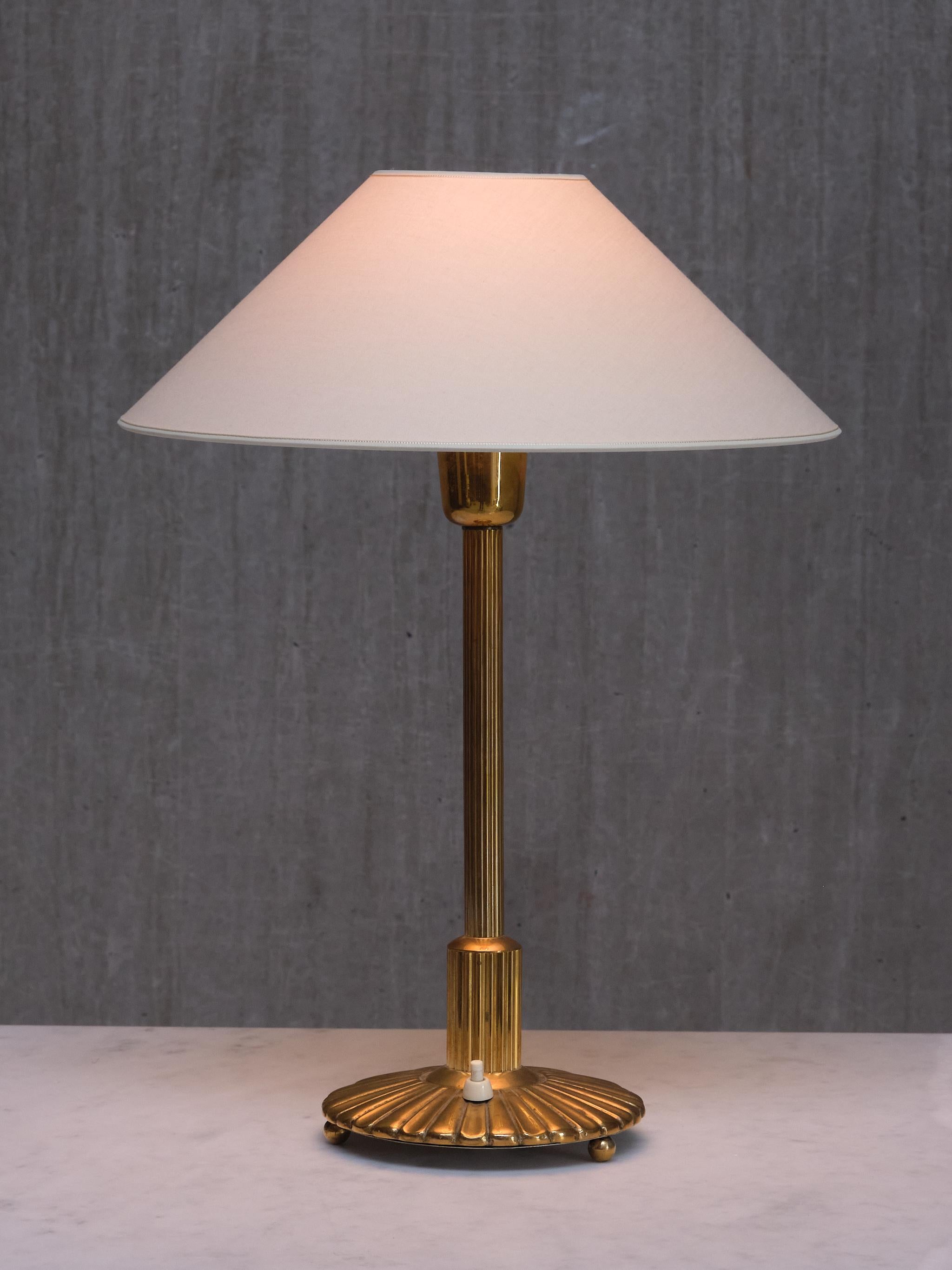 Suédois Lampe de table Grace suédoise en laiton cannelé et cannelé, Suède, années 1930 en vente